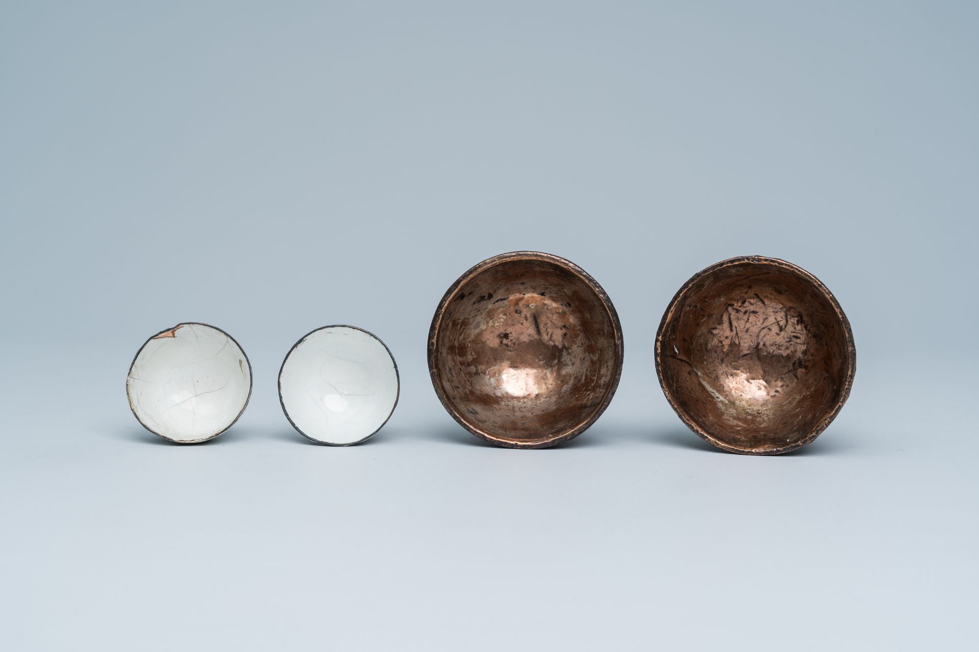 Two Chinese enamel cups and two coconut cups with silvered insets, 19th C. - Bild 6 aus 7