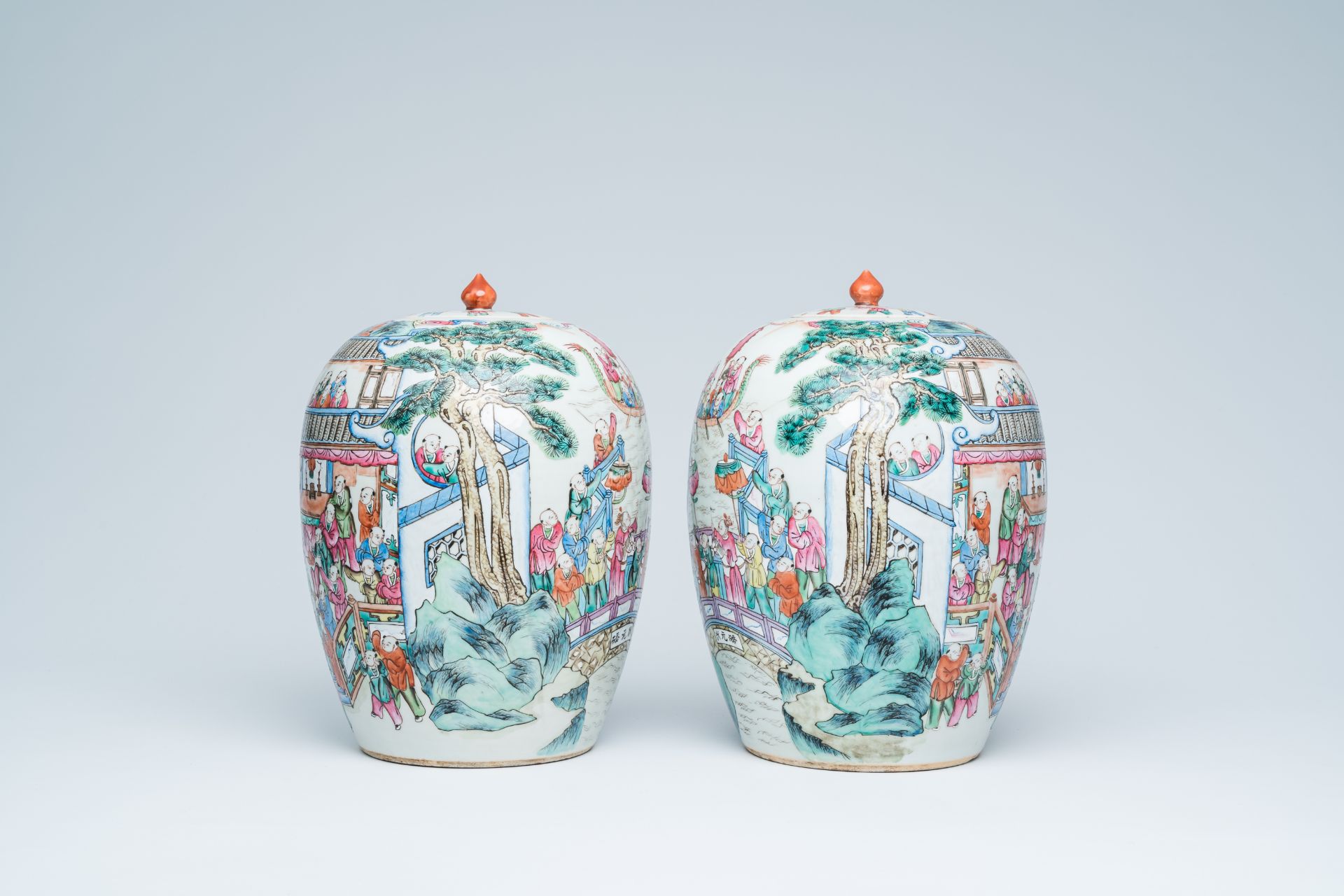 A pair of Chinese famille rose '100 boys' jars and covers, 19th C. - Bild 4 aus 20