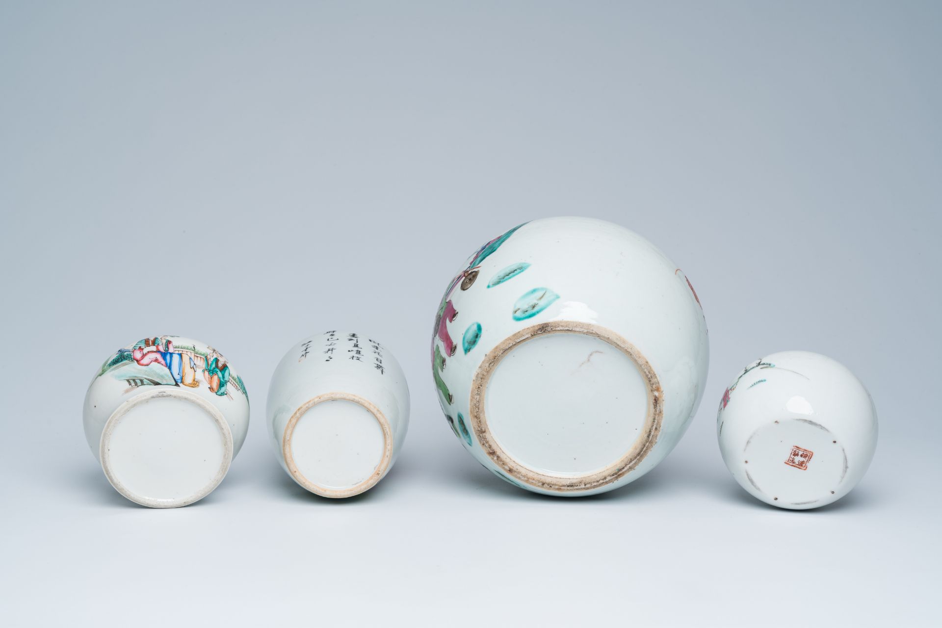Four Chinese qianjiang cai and famille rose vases and jars and covers, 19th/20th C. - Bild 7 aus 29