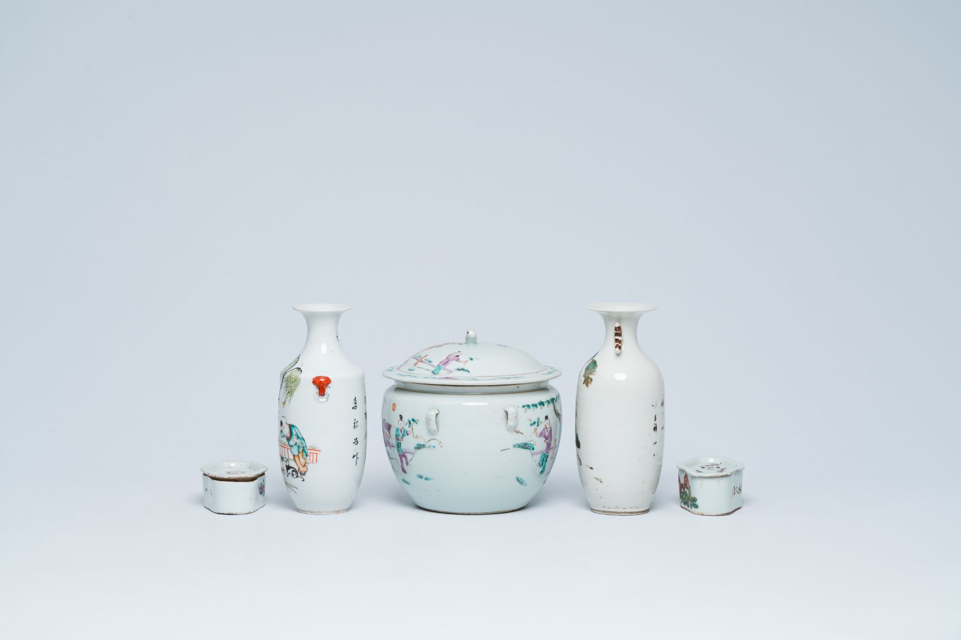 A varied collection of Chinese famille rose and qianjiang cai porcelain, 19th/20th C. - Image 7 of 30