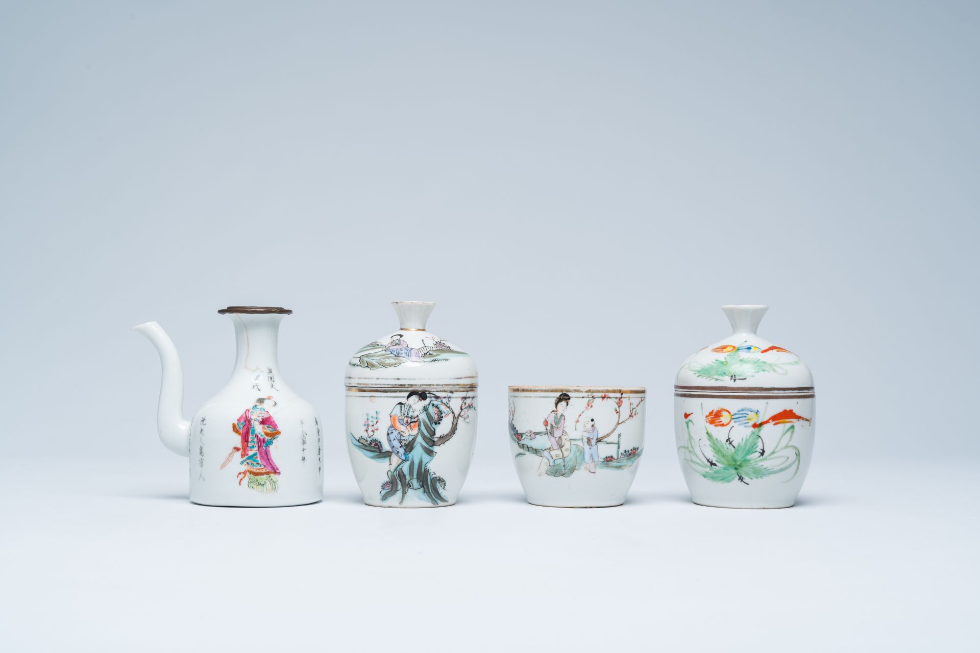 A varied collection of Chinese famille rose and qianjiang cai porcelain, 19th/20th C. - Image 8 of 35