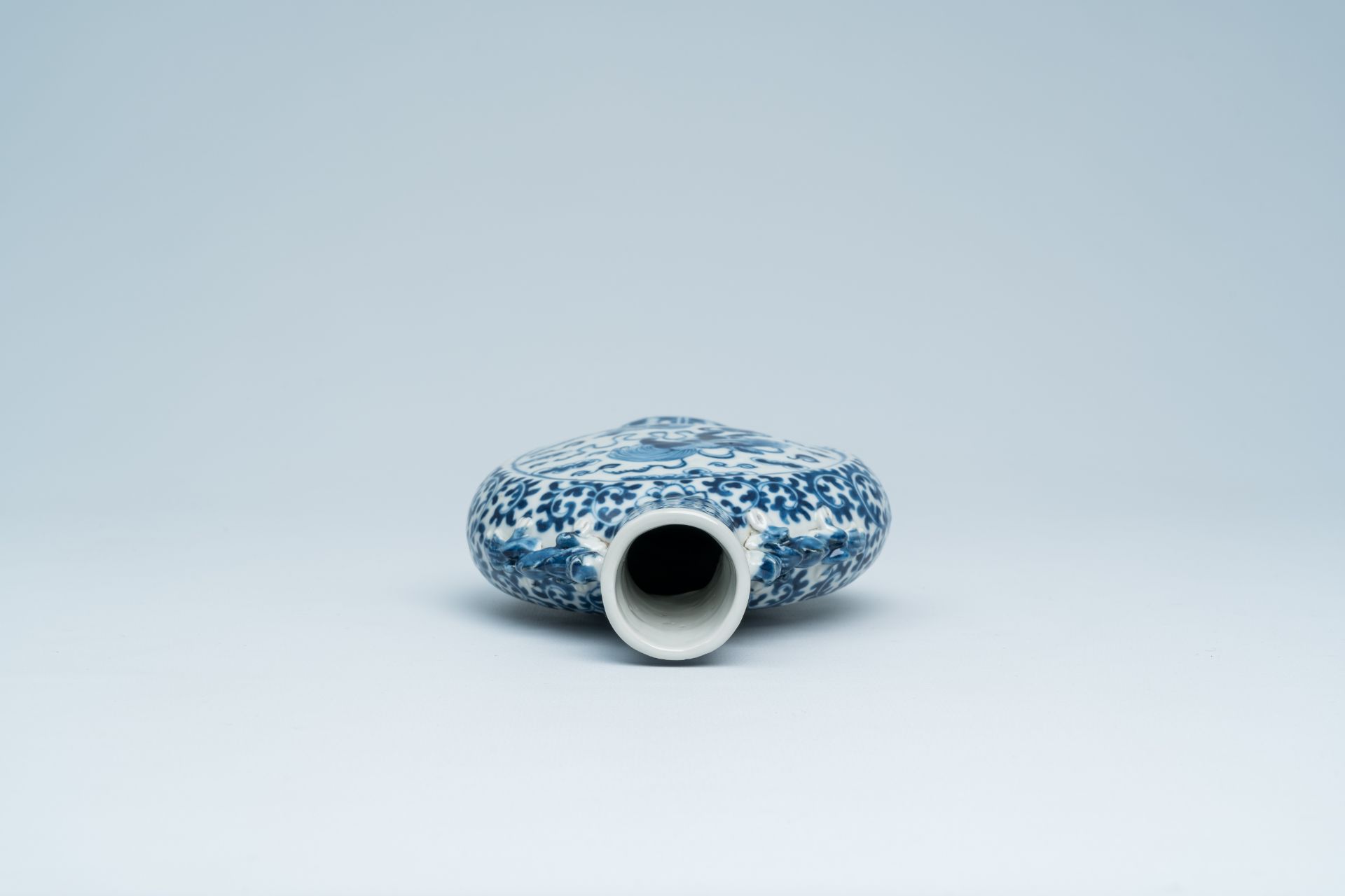 A Chinese blue and white moon flask with Buddhist lions and floral design, 19th C. - Bild 5 aus 17