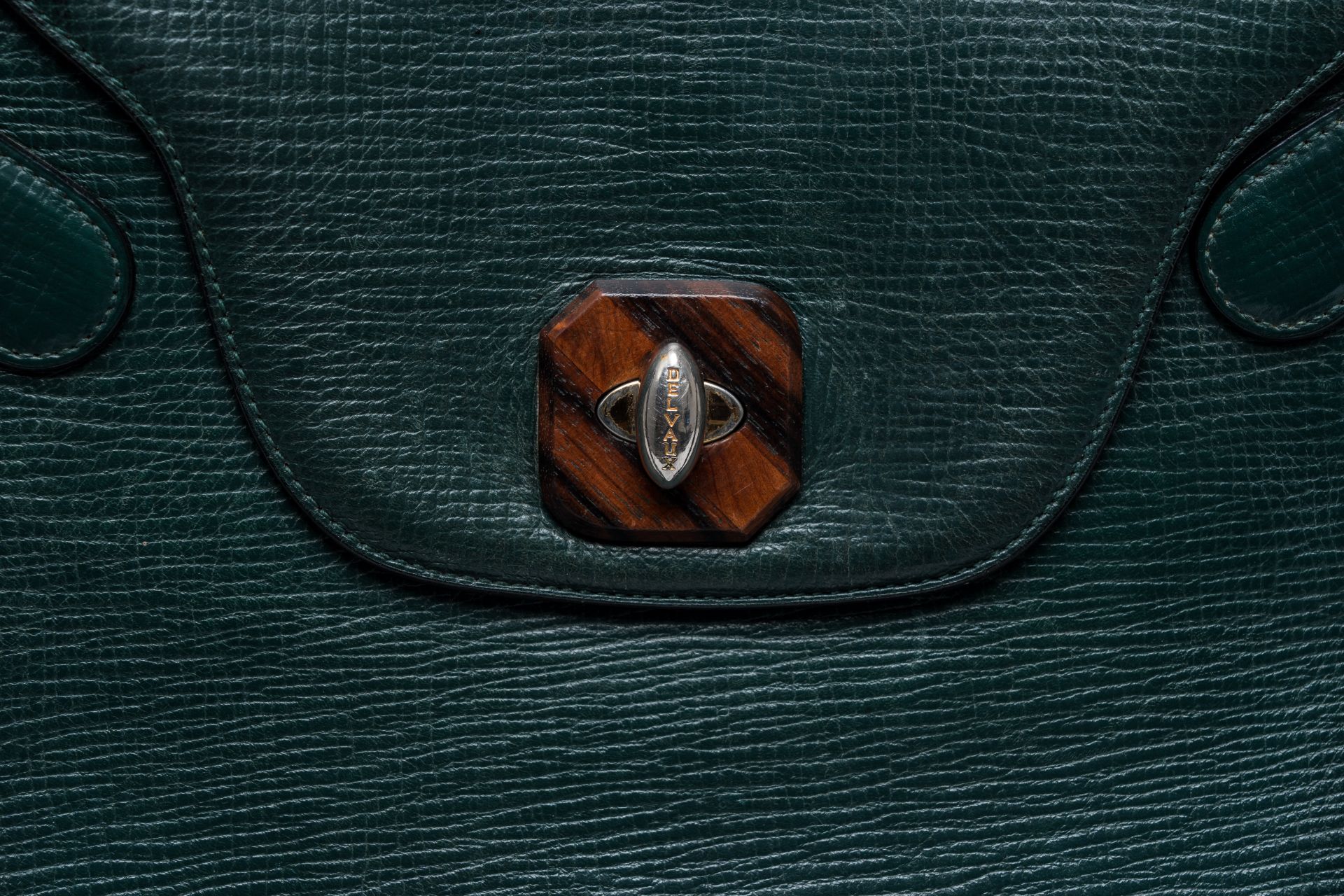 A Belgian green leather Delvaux shoulder bag with wood details, 20th C. - Image 9 of 12