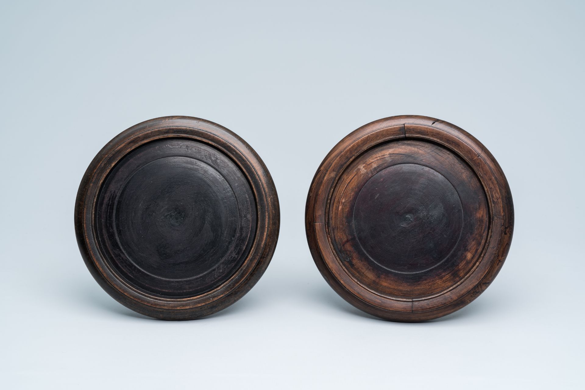 A pair of Chinese famille rose '100 boys' jars and covers, 19th C. - Image 8 of 20