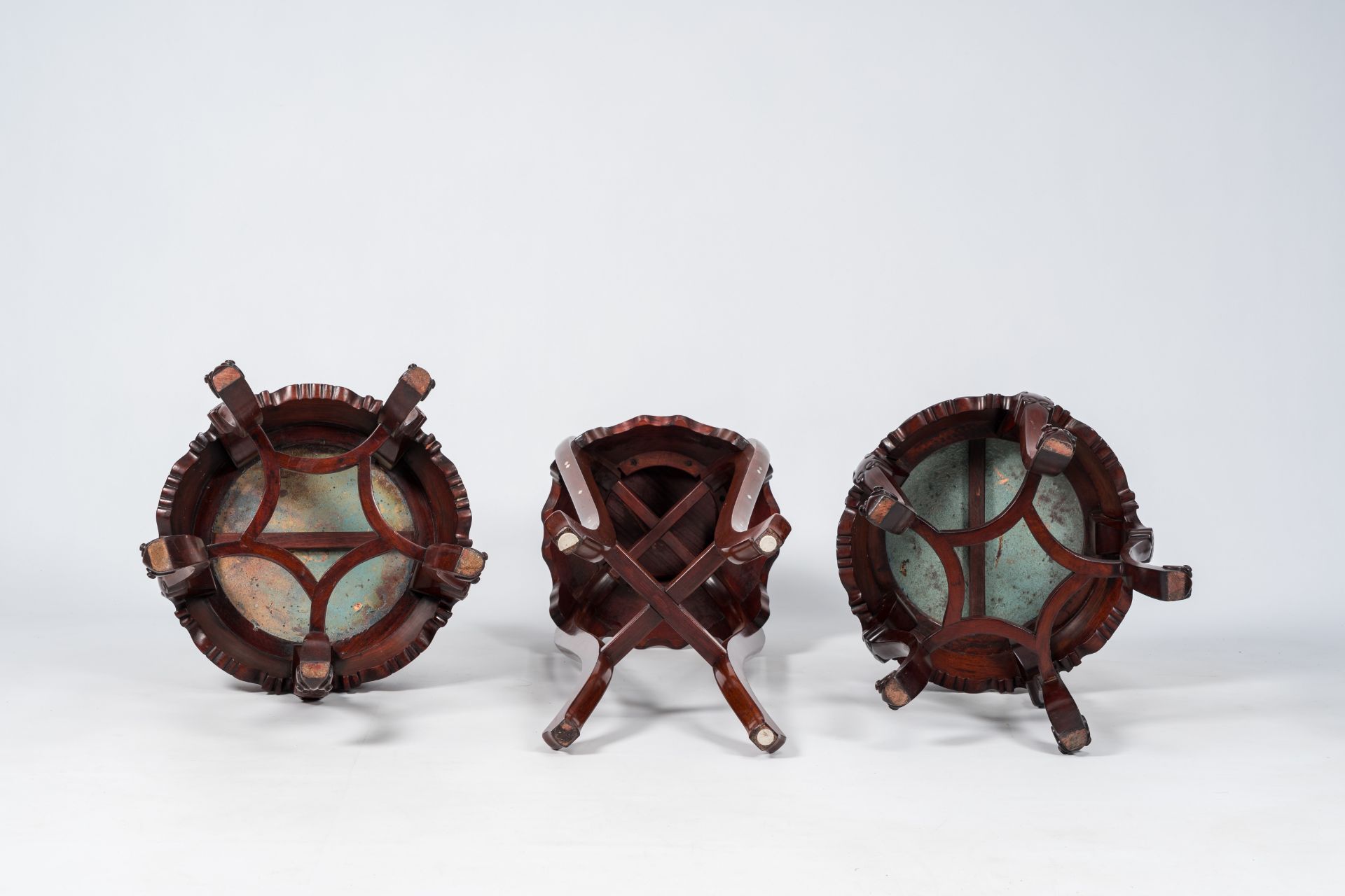 Three Chinese wood stands, one of which inlaid with mother-of-pearl and two with a cloisonne top, 20 - Image 7 of 7