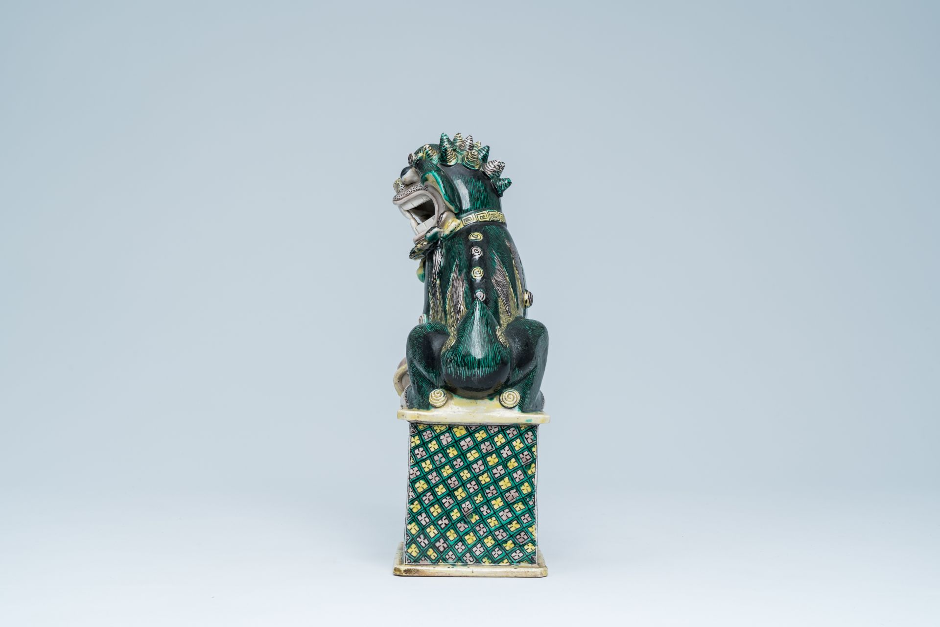 A Chinese verte biscuit model of a Buddhist lion, 19th C. - Bild 3 aus 15
