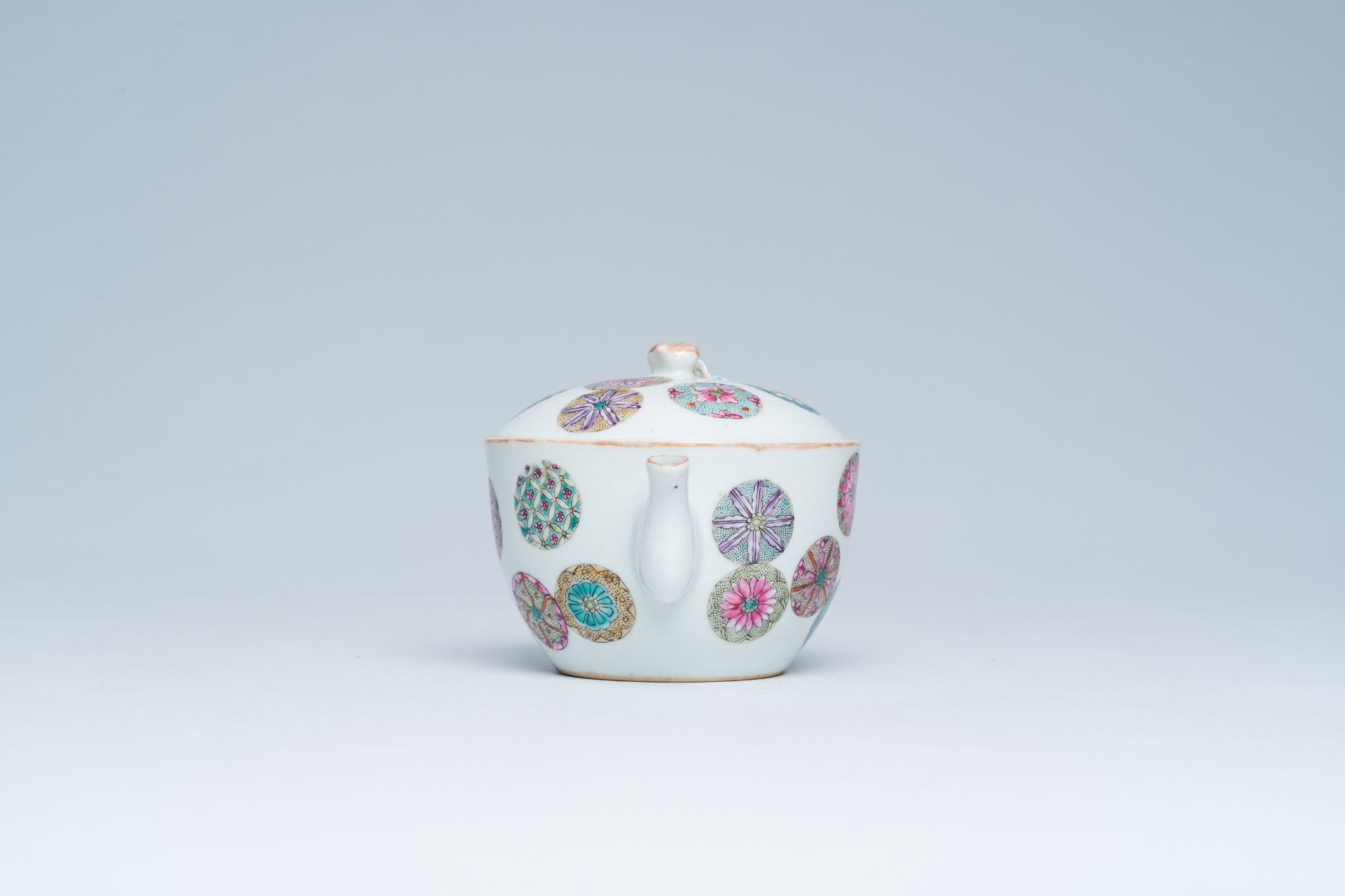 A Chinese famille rose teapot and cover with floral design, Tongzhi mark, 19th/20th C. - Bild 5 aus 16