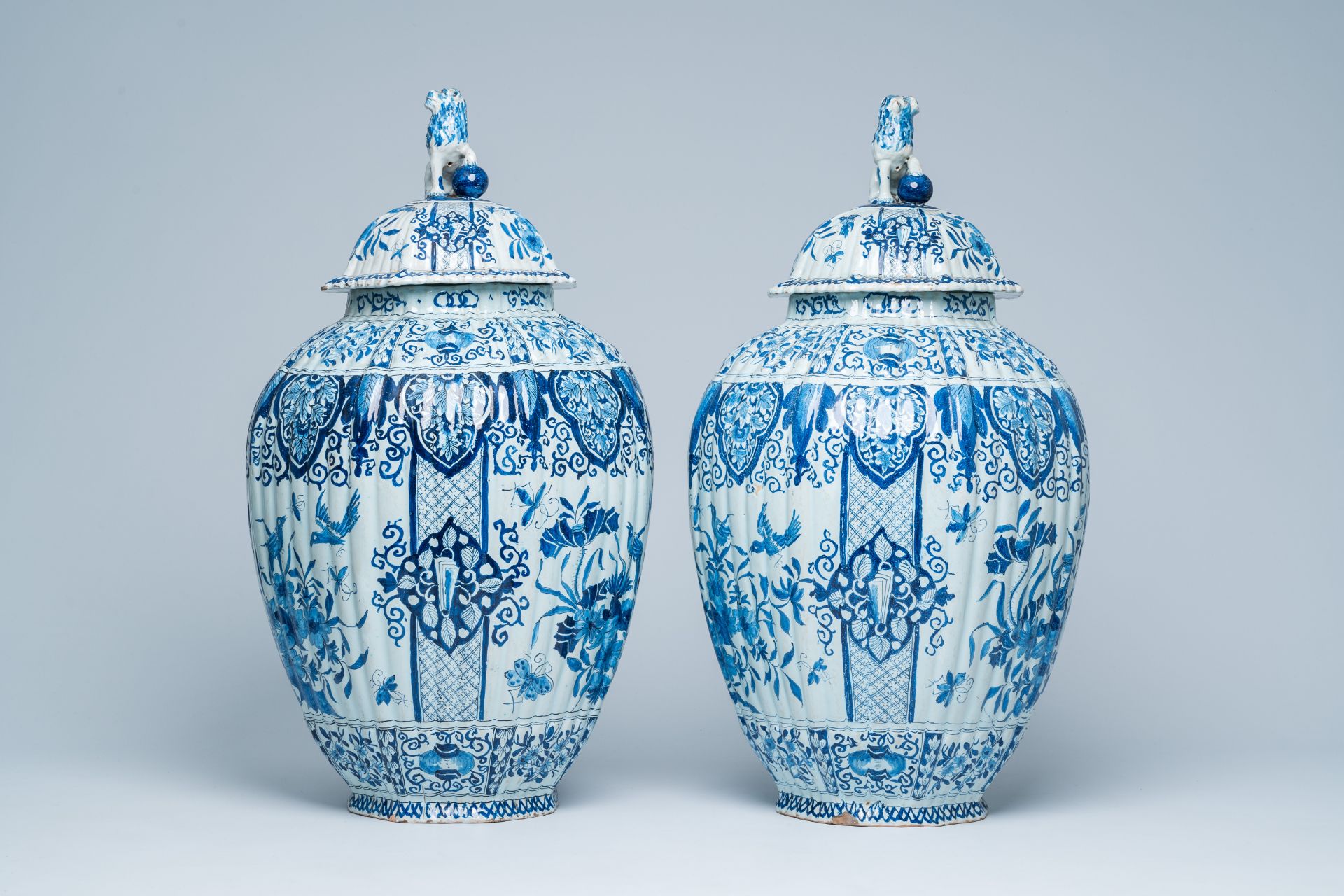 A pair of large Dutch Delft blue and white covered vases, 19th C. - Bild 2 aus 6