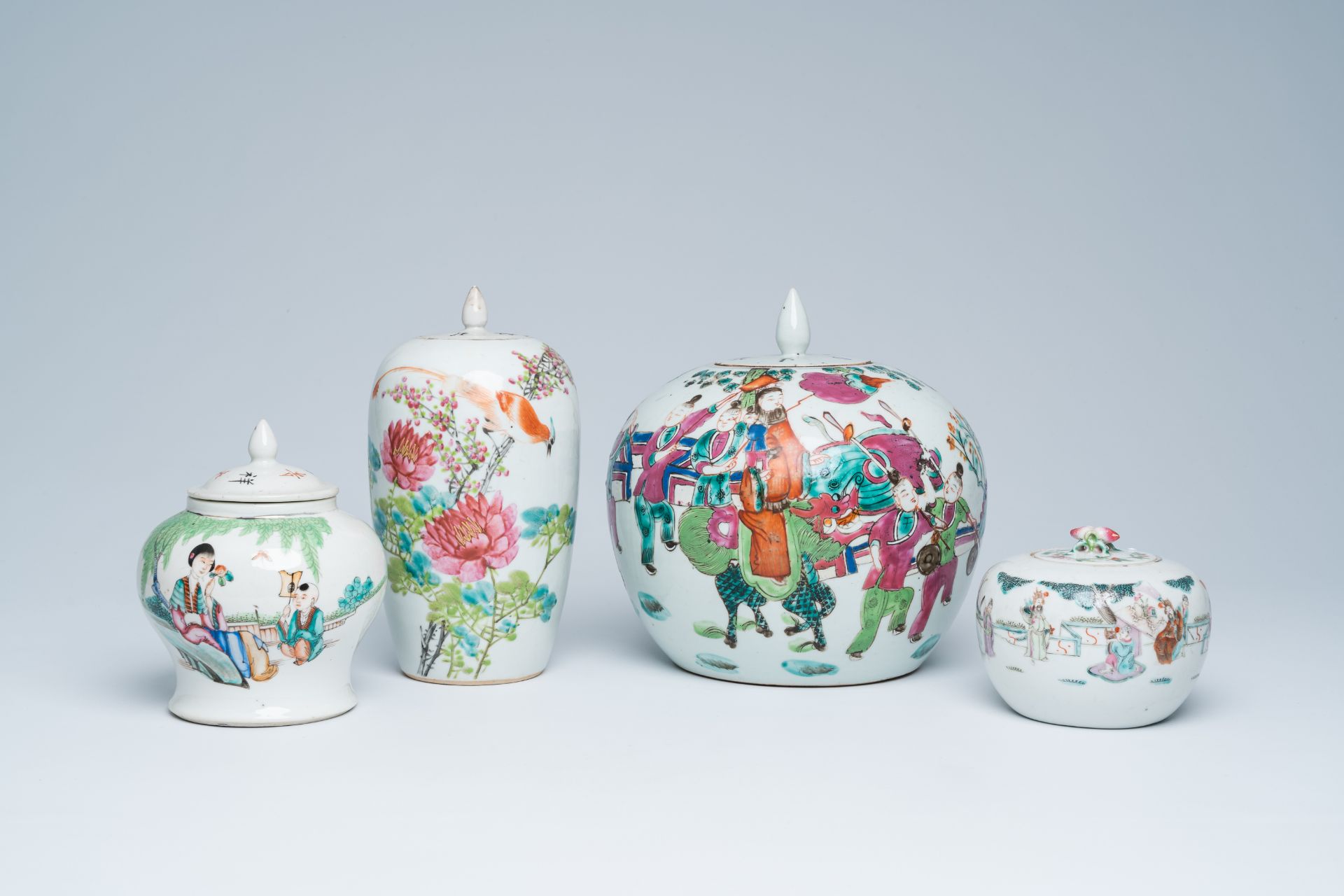 Four Chinese qianjiang cai and famille rose vases and jars and covers, 19th/20th C.