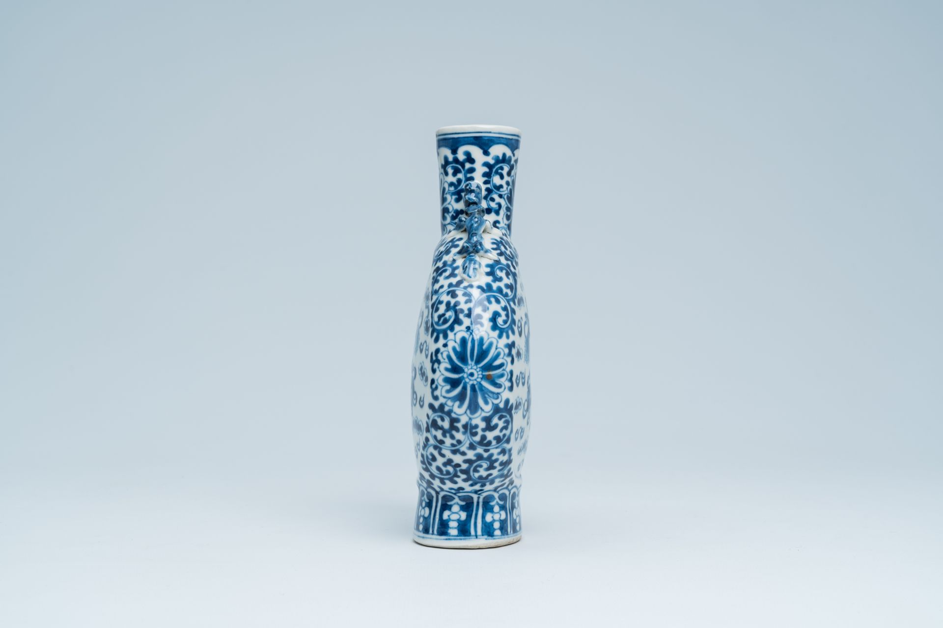A Chinese blue and white moon flask with Buddhist lions and floral design, 19th C. - Bild 2 aus 17
