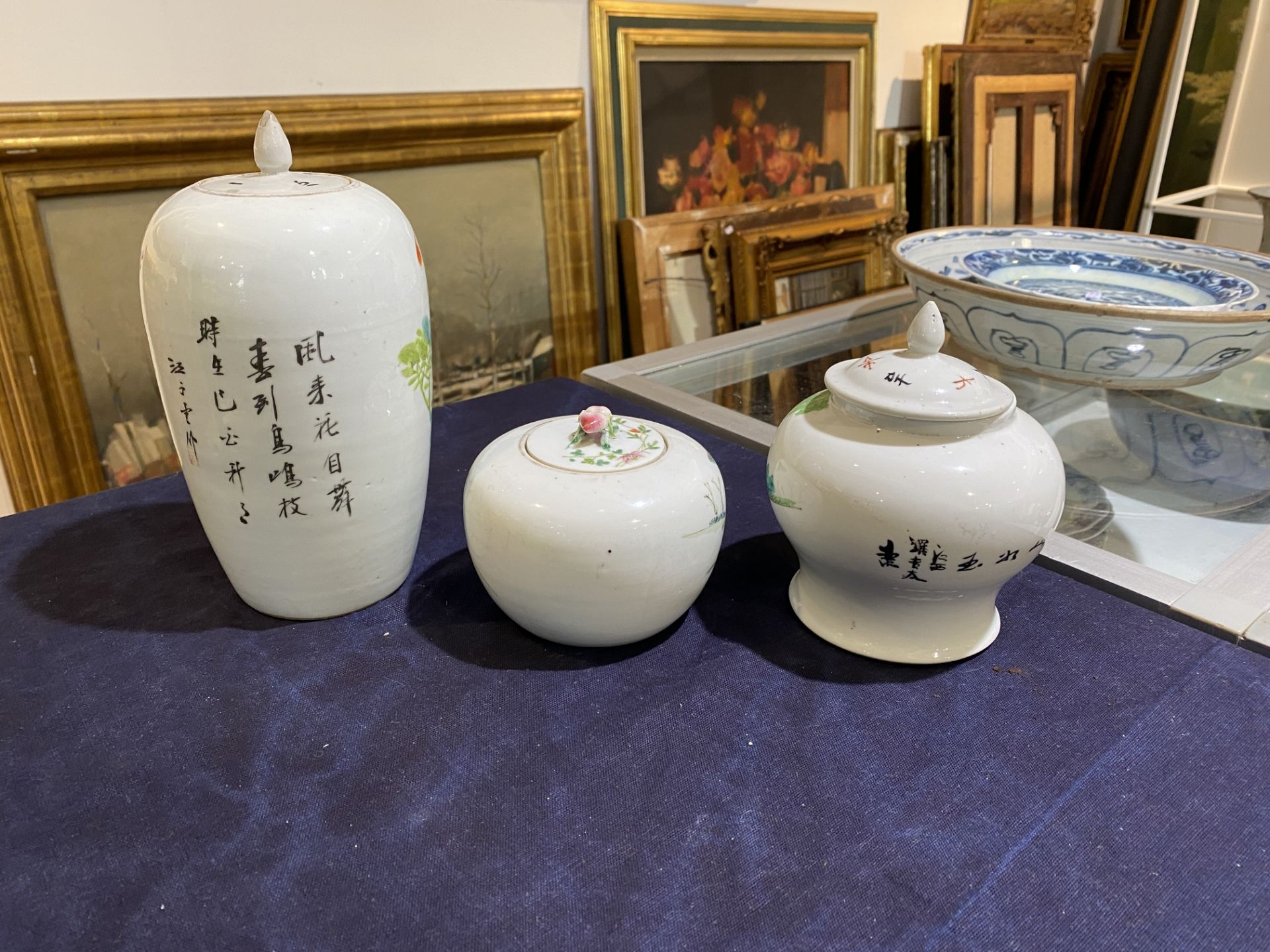 Four Chinese qianjiang cai and famille rose vases and jars and covers, 19th/20th C. - Bild 22 aus 29