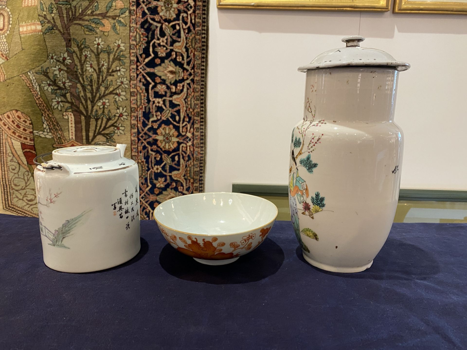 A varied collection of Chinese famille rose and qianjiang cai porcelain, 19th/20th C. - Image 22 of 35