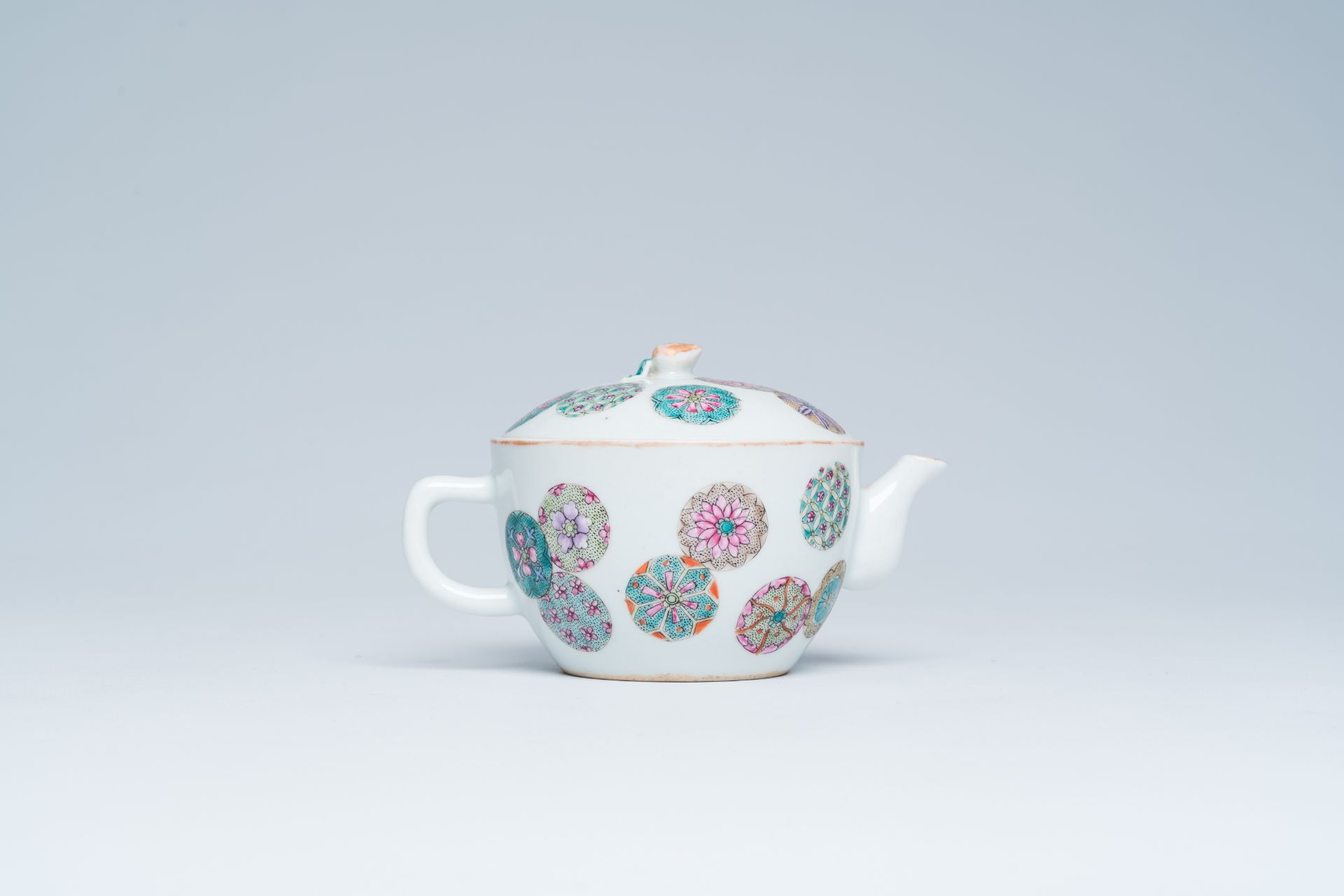 A Chinese famille rose teapot and cover with floral design, Tongzhi mark, 19th/20th C. - Bild 4 aus 16