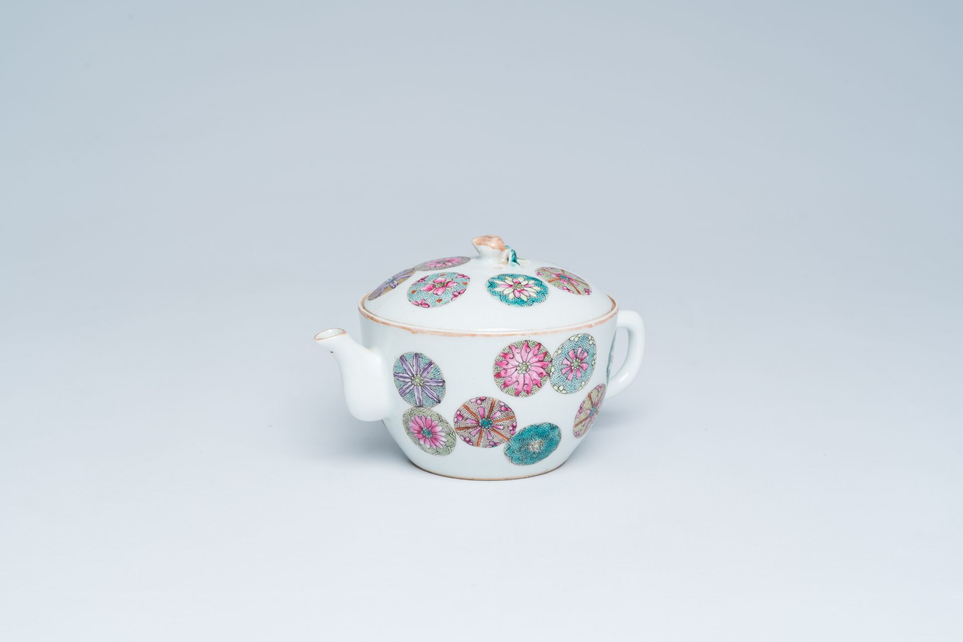 A Chinese famille rose teapot and cover with floral design, Tongzhi mark, 19th/20th C.