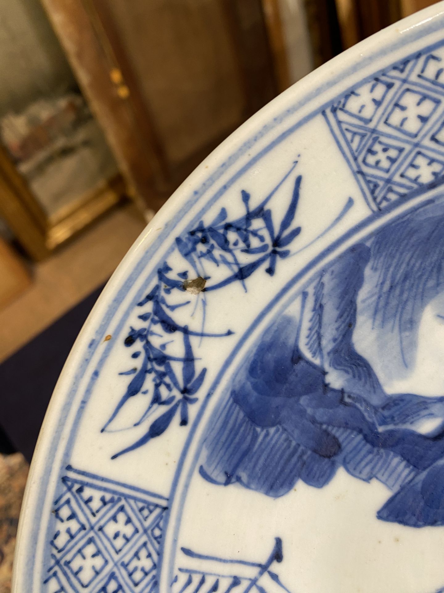 Two Chinese blue and white plates with figures in a landscape, 19th C. - Bild 9 aus 10