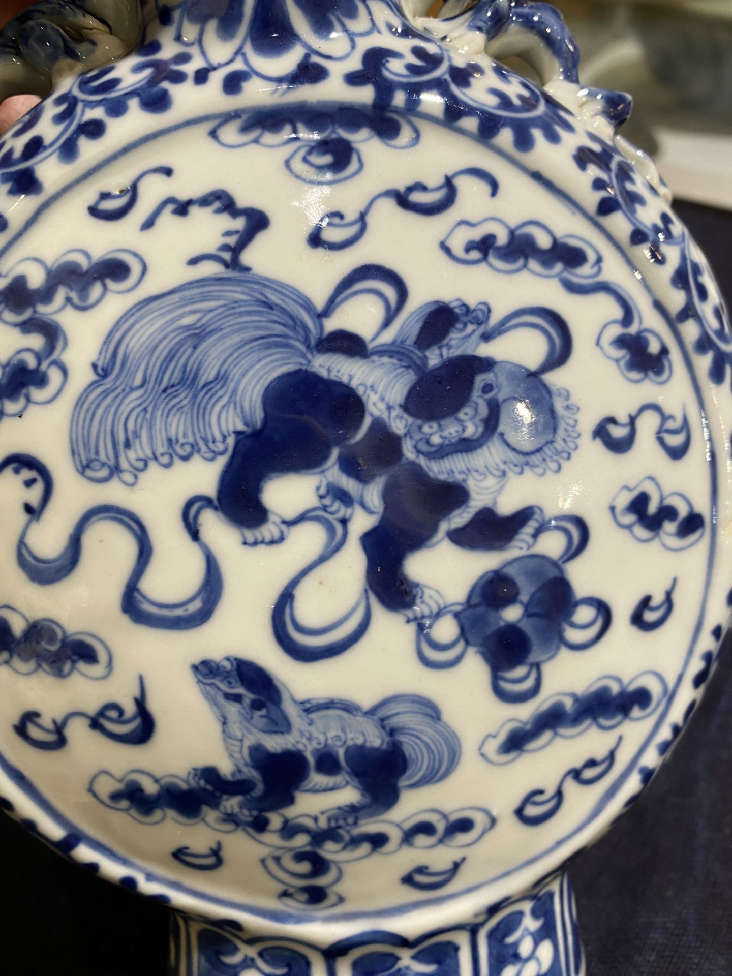 A Chinese blue and white moon flask with Buddhist lions and floral design, 19th C. - Bild 14 aus 17