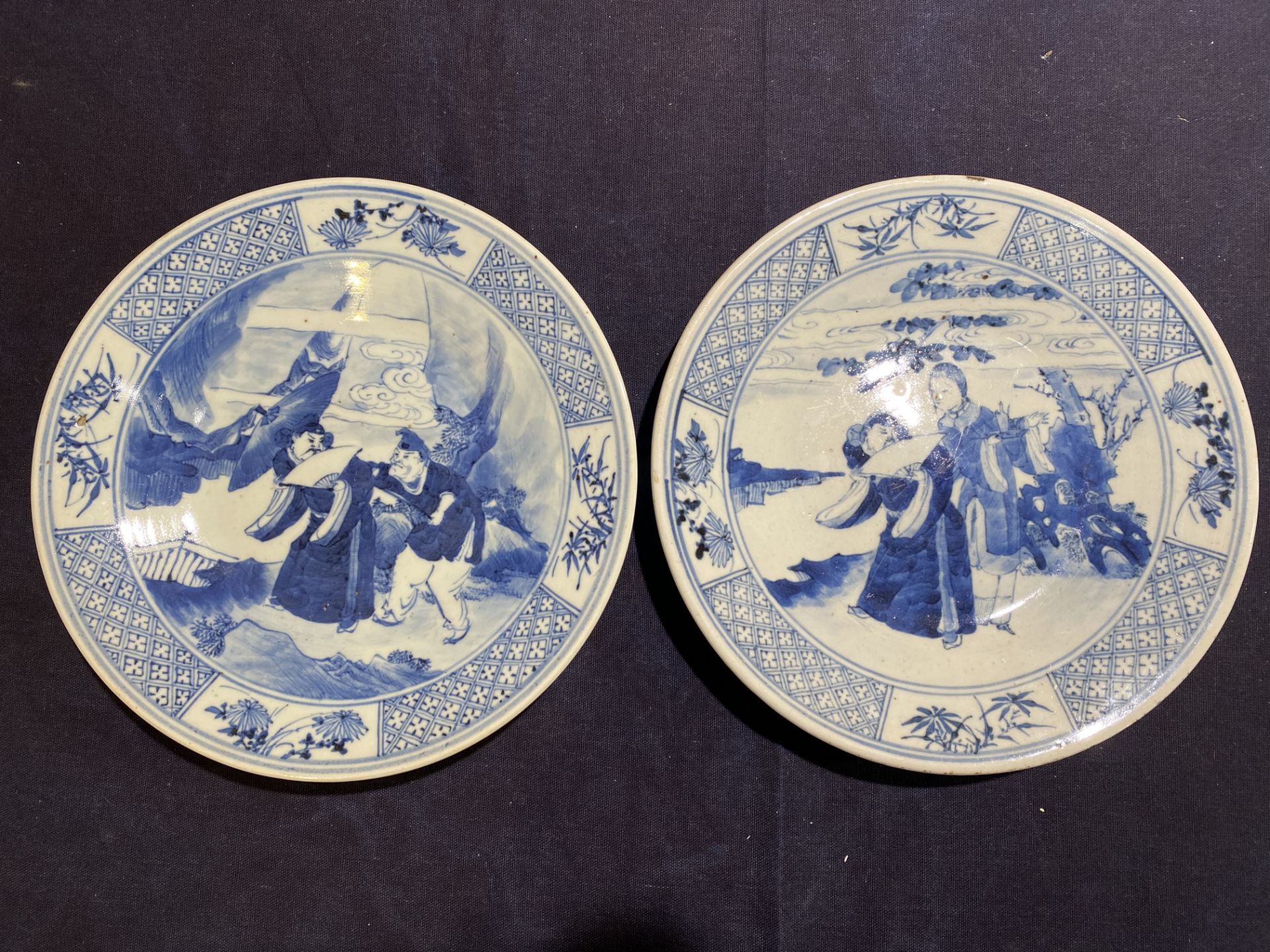 Two Chinese blue and white plates with figures in a landscape, 19th C. - Bild 5 aus 10