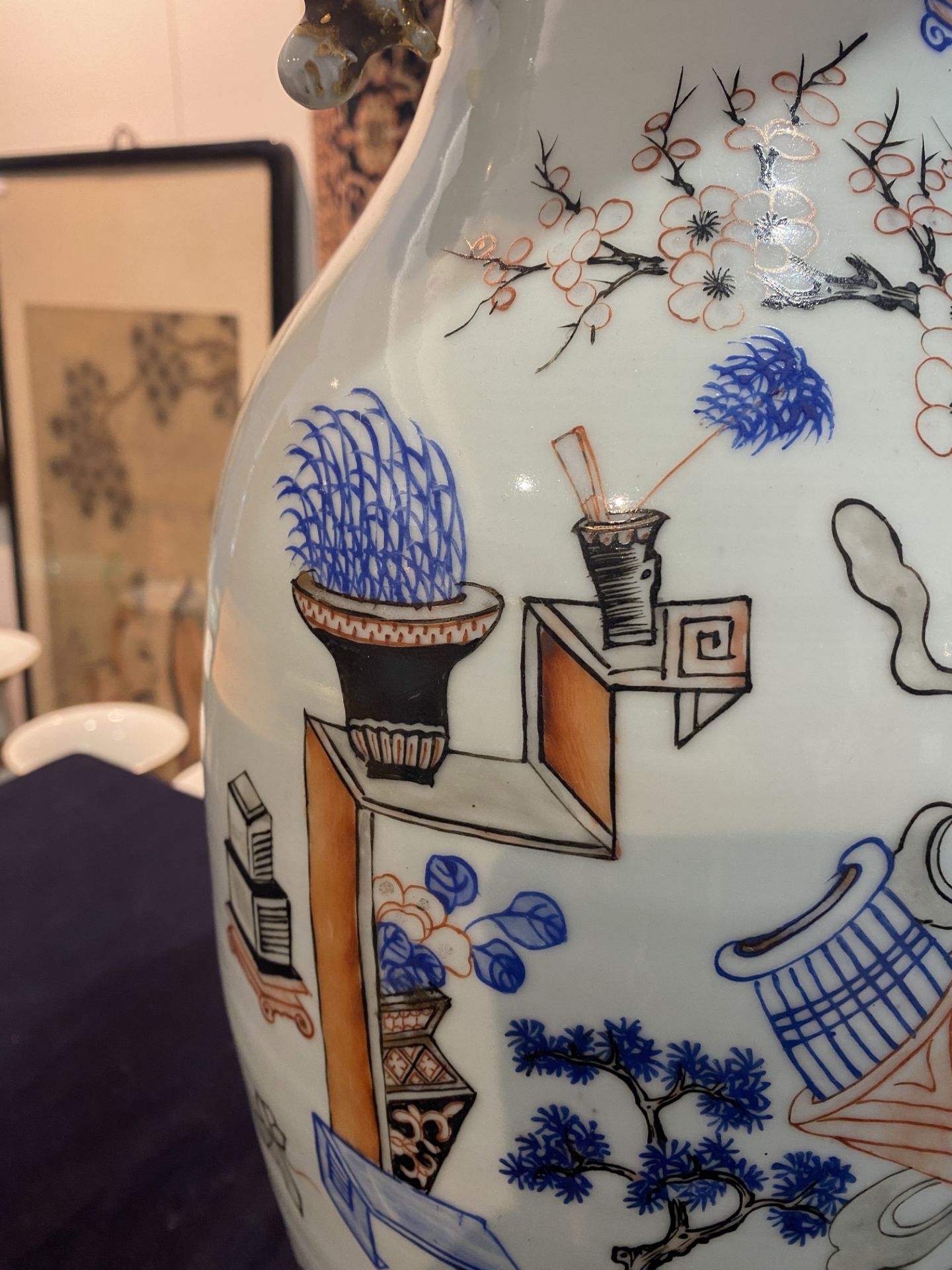 A Chinese doucai 'antiquities' vase, 19th/20th C. - Image 17 of 18