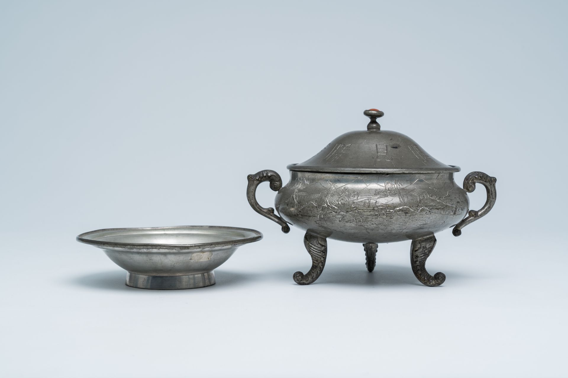 A Chinese engraved pewter tureen and cover, 20th C. - Image 5 of 8
