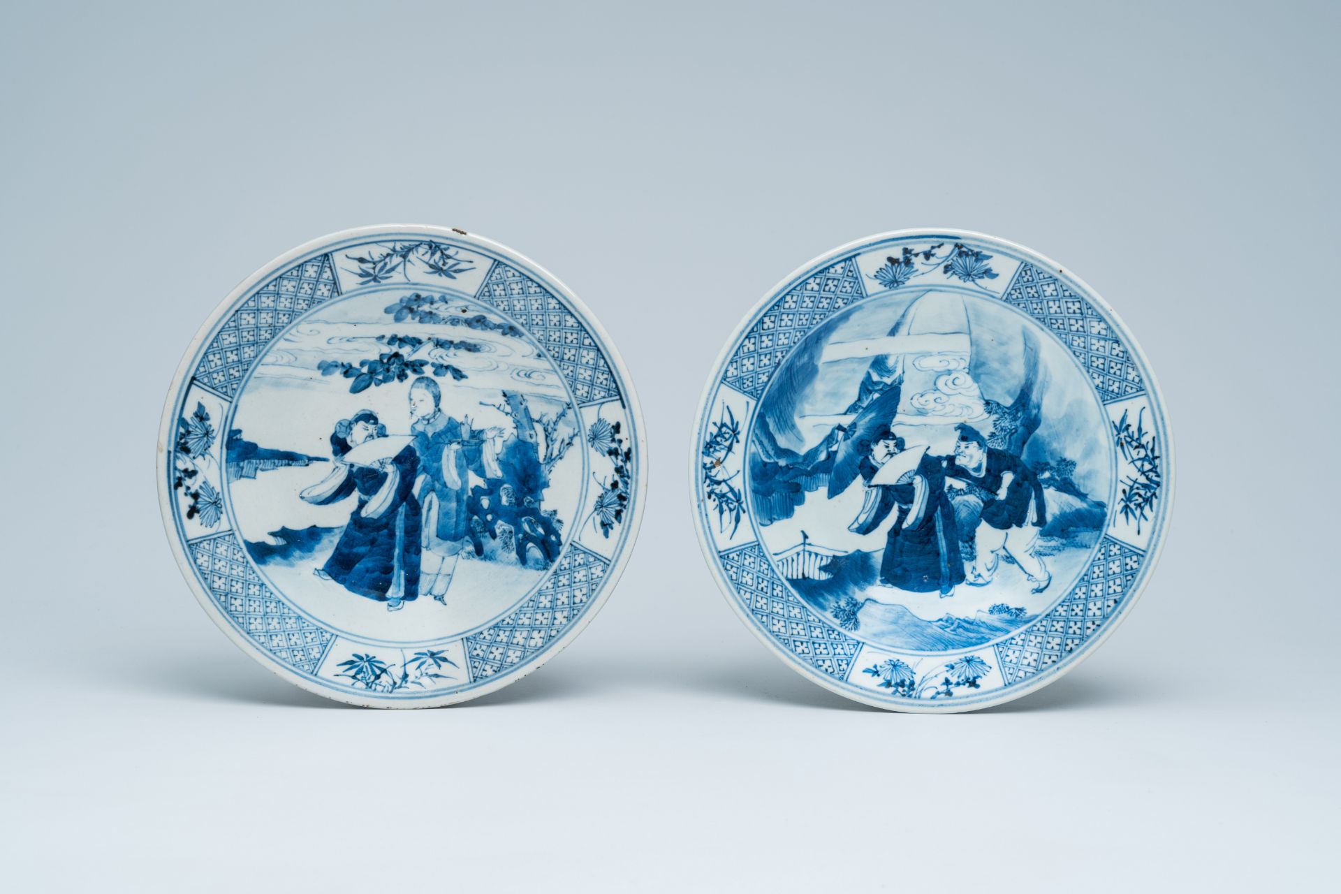 Two Chinese blue and white plates with figures in a landscape, 19th C. - Bild 2 aus 10