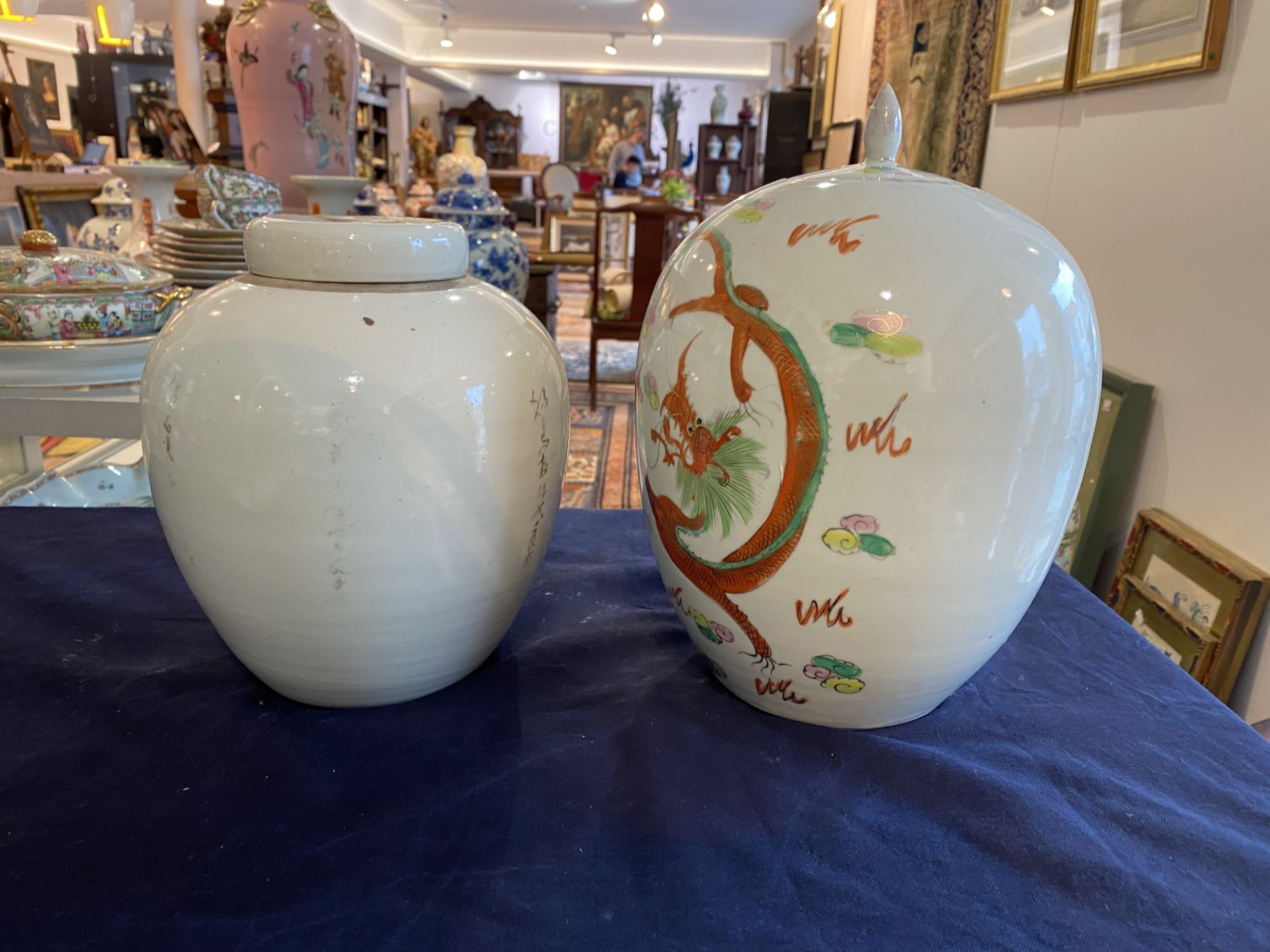 Four Chinese qianjiang cai and famille rose jars and covers with birds among blossoming branches, a - Bild 12 aus 27