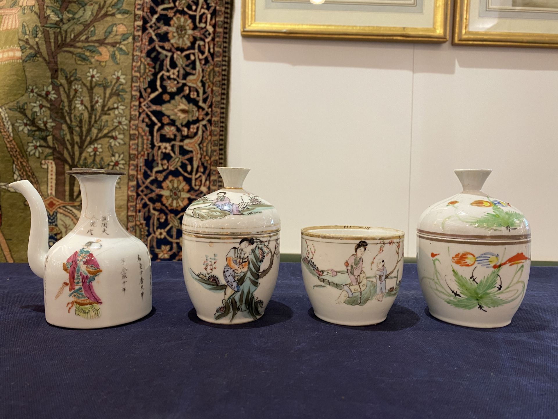 A varied collection of Chinese famille rose and qianjiang cai porcelain, 19th/20th C. - Image 14 of 35