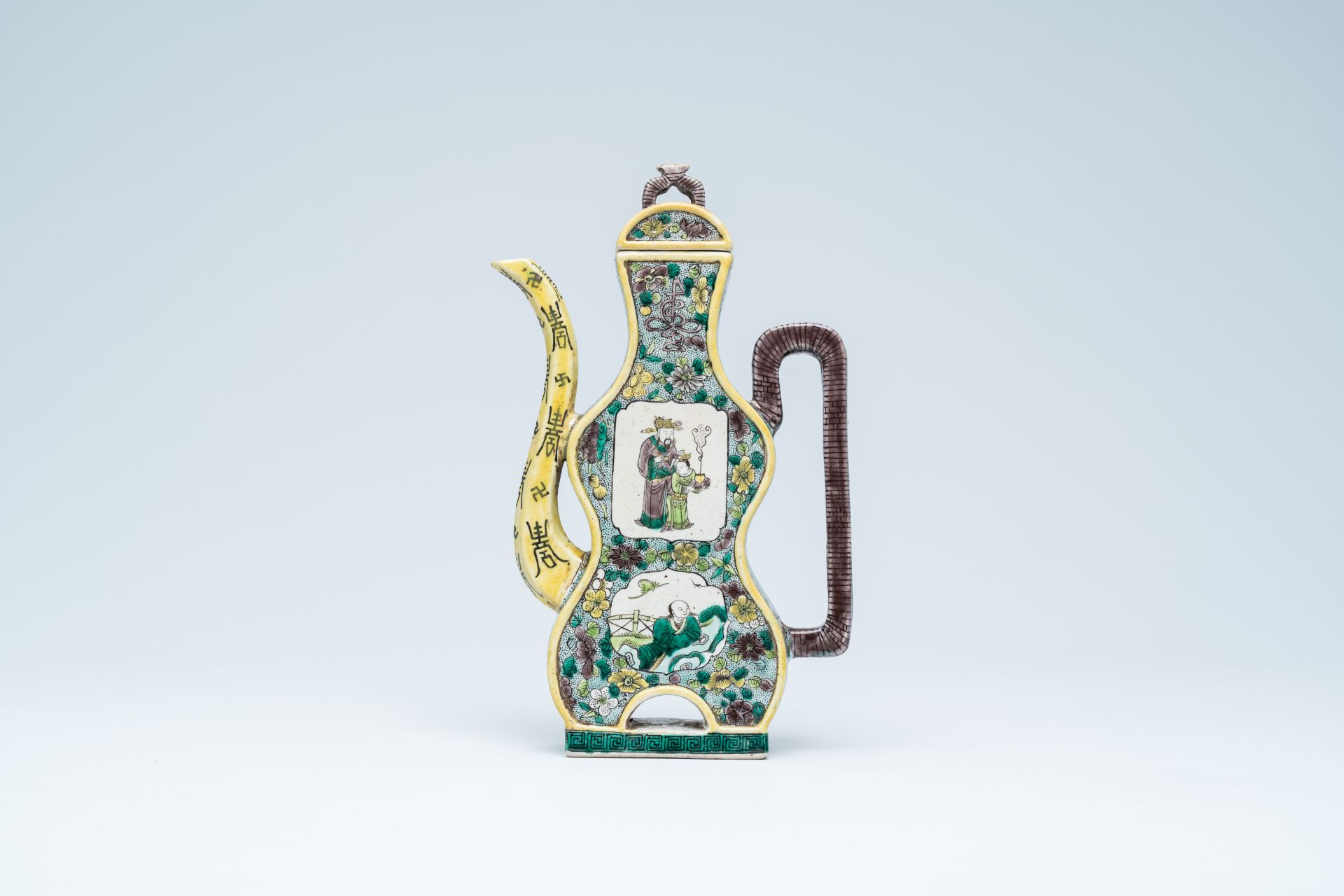 A Chinese verte biscuit ewer and cover, 19th C. - Bild 2 aus 21