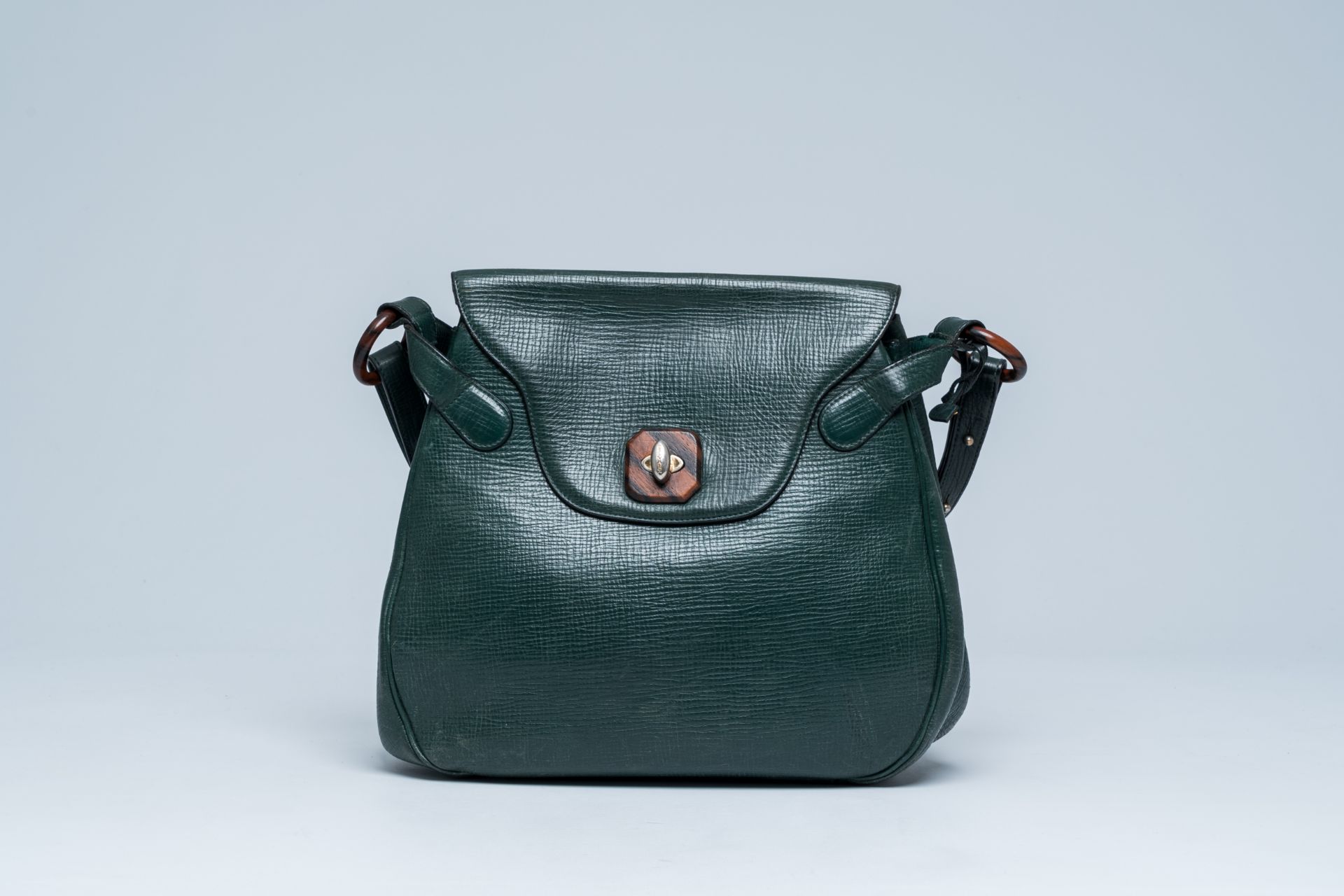 A Belgian green leather Delvaux shoulder bag with wood details, 20th C. - Image 2 of 12