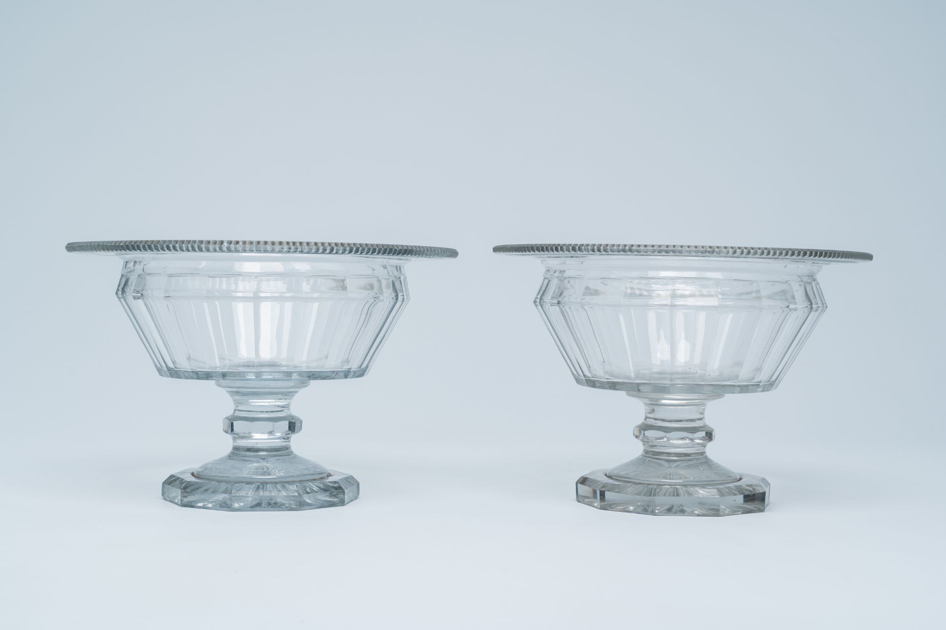 A pair of cut glass bowls on foot, ex-collection Kervyn de Volkaersbeke, 19th C. - Image 5 of 8