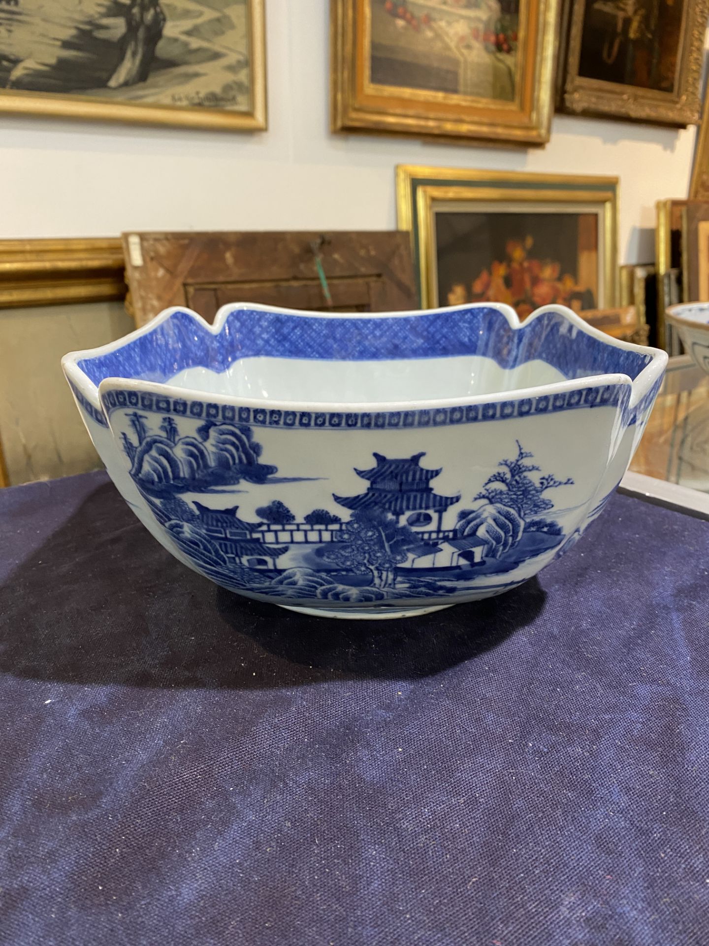 A Chinese blue and white salad bowl with an animated river landscape, 19th C. - Image 10 of 17