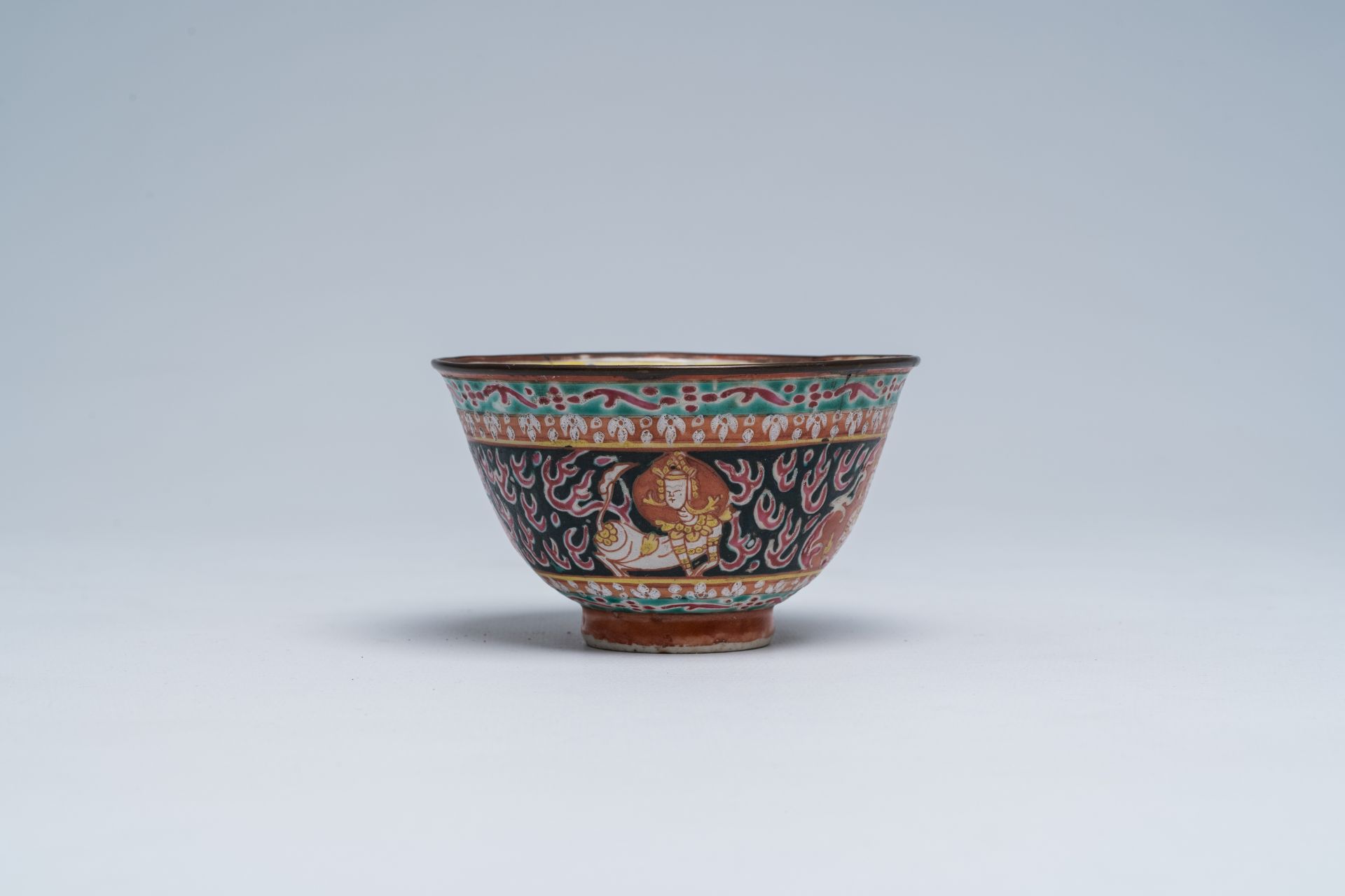 A Chinese Thai market Bencharong bowl, 19th C. - Bild 4 aus 18