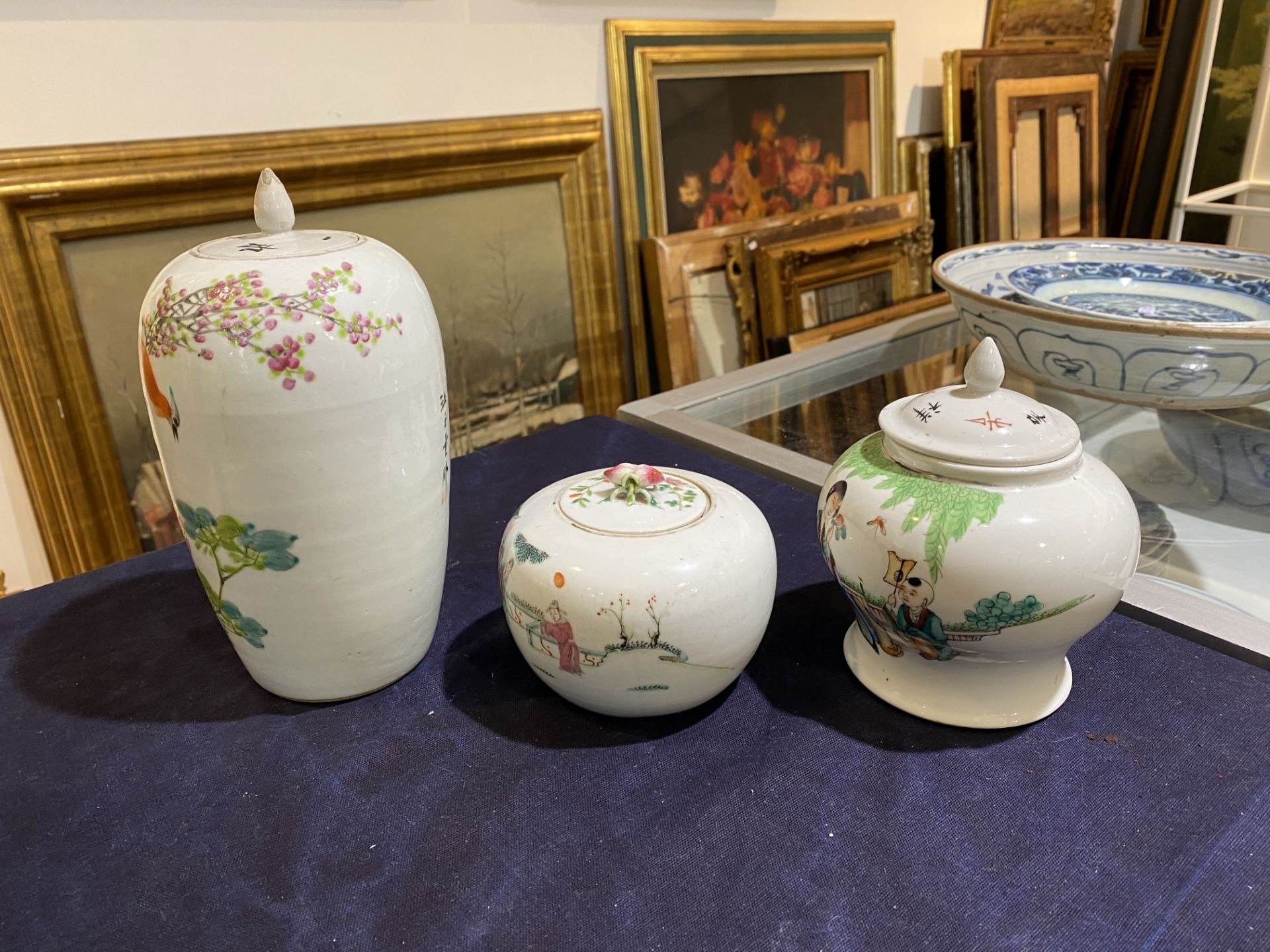 Four Chinese qianjiang cai and famille rose vases and jars and covers, 19th/20th C. - Bild 21 aus 29