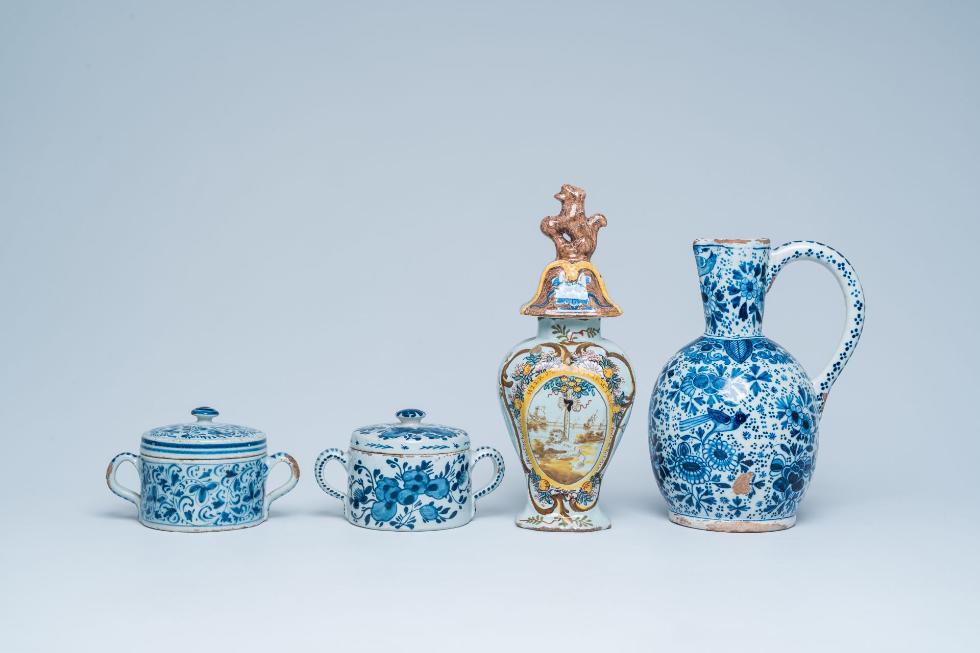 A polychrome Dutch Delft vase and cover, two blue and white sugar jars and a jug, 18th/19th C. - Bild 2 aus 7