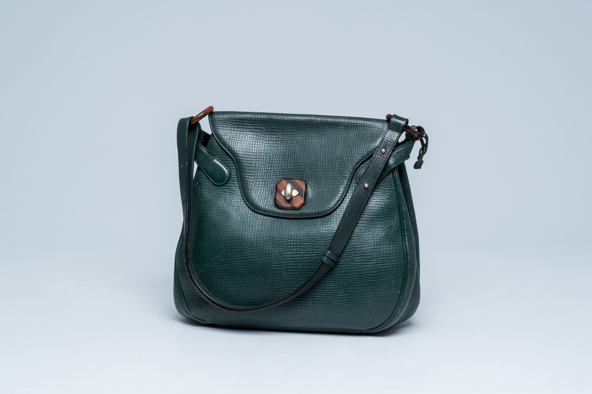 A Belgian green leather Delvaux shoulder bag with wood details, 20th C.