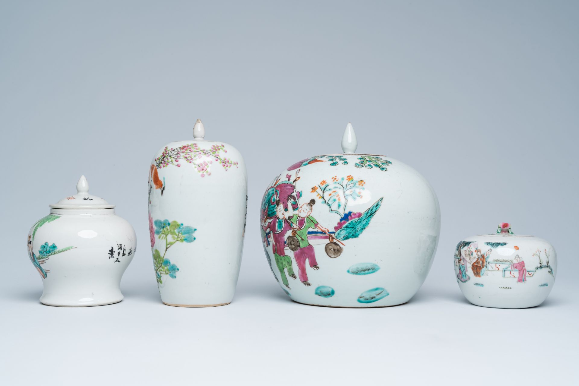 Four Chinese qianjiang cai and famille rose vases and jars and covers, 19th/20th C. - Bild 3 aus 29