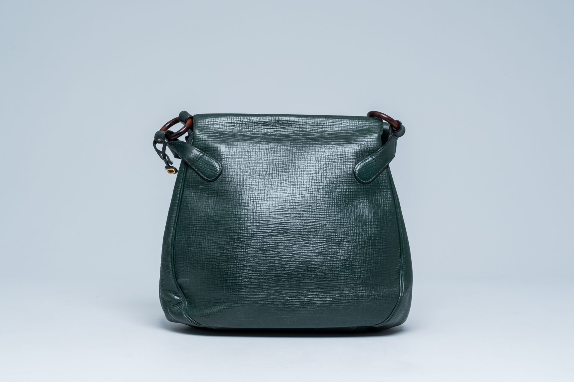 A Belgian green leather Delvaux shoulder bag with wood details, 20th C. - Image 4 of 12