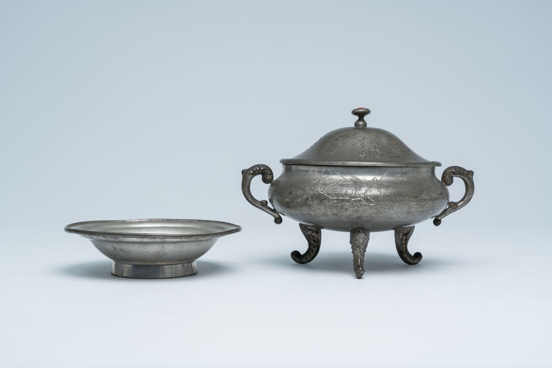 A Chinese engraved pewter tureen and cover, 20th C. - Image 3 of 8