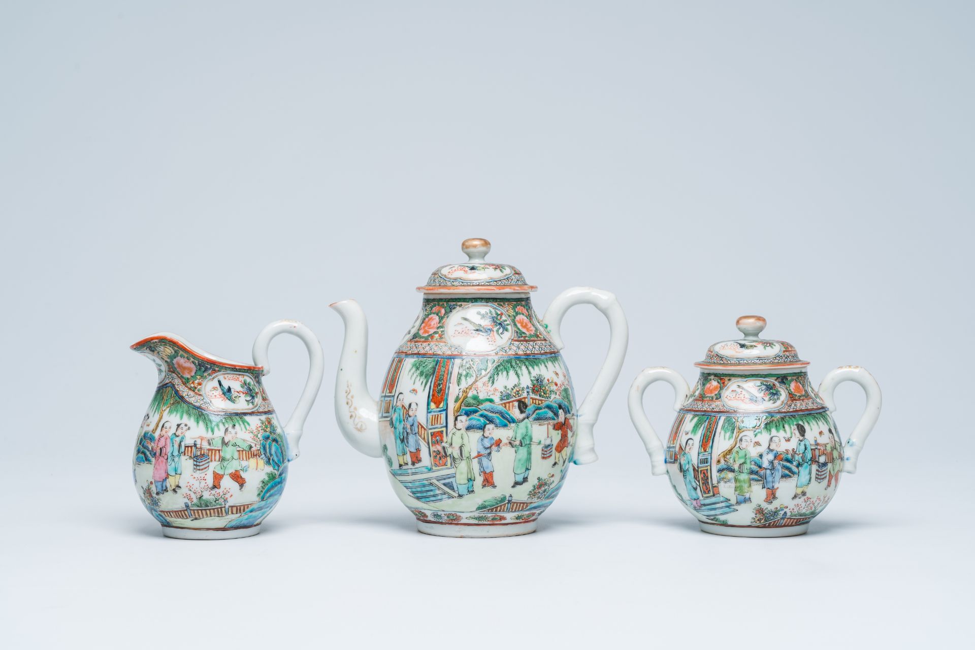 Two Chinese Canton famille verte jugs, a sugar bowl and a plate, 19th C. - Bild 4 aus 19