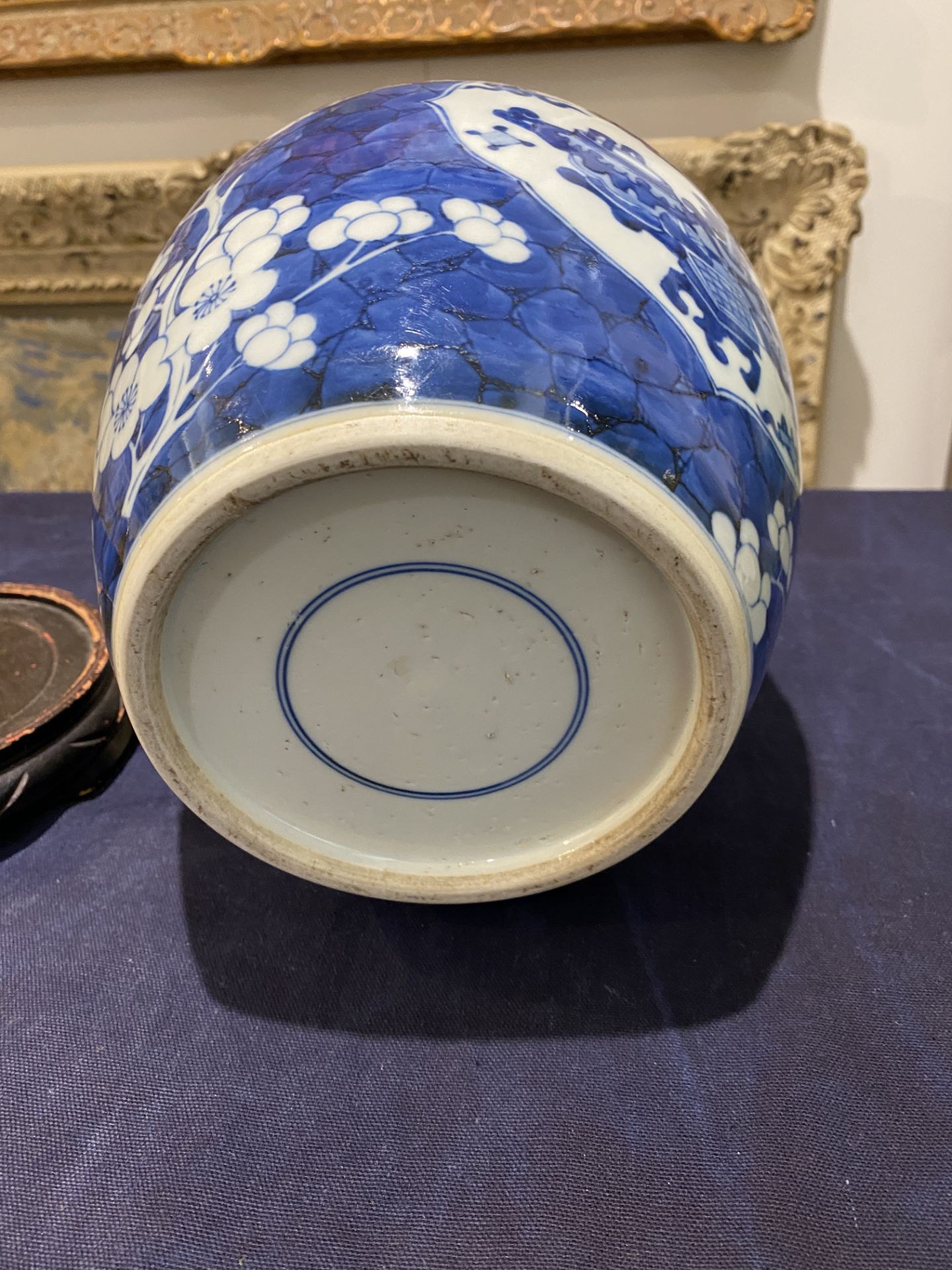A Chinese blue and white prunus on cracked ice ground ginger jar with antiquities, 20th C. - Image 13 of 15