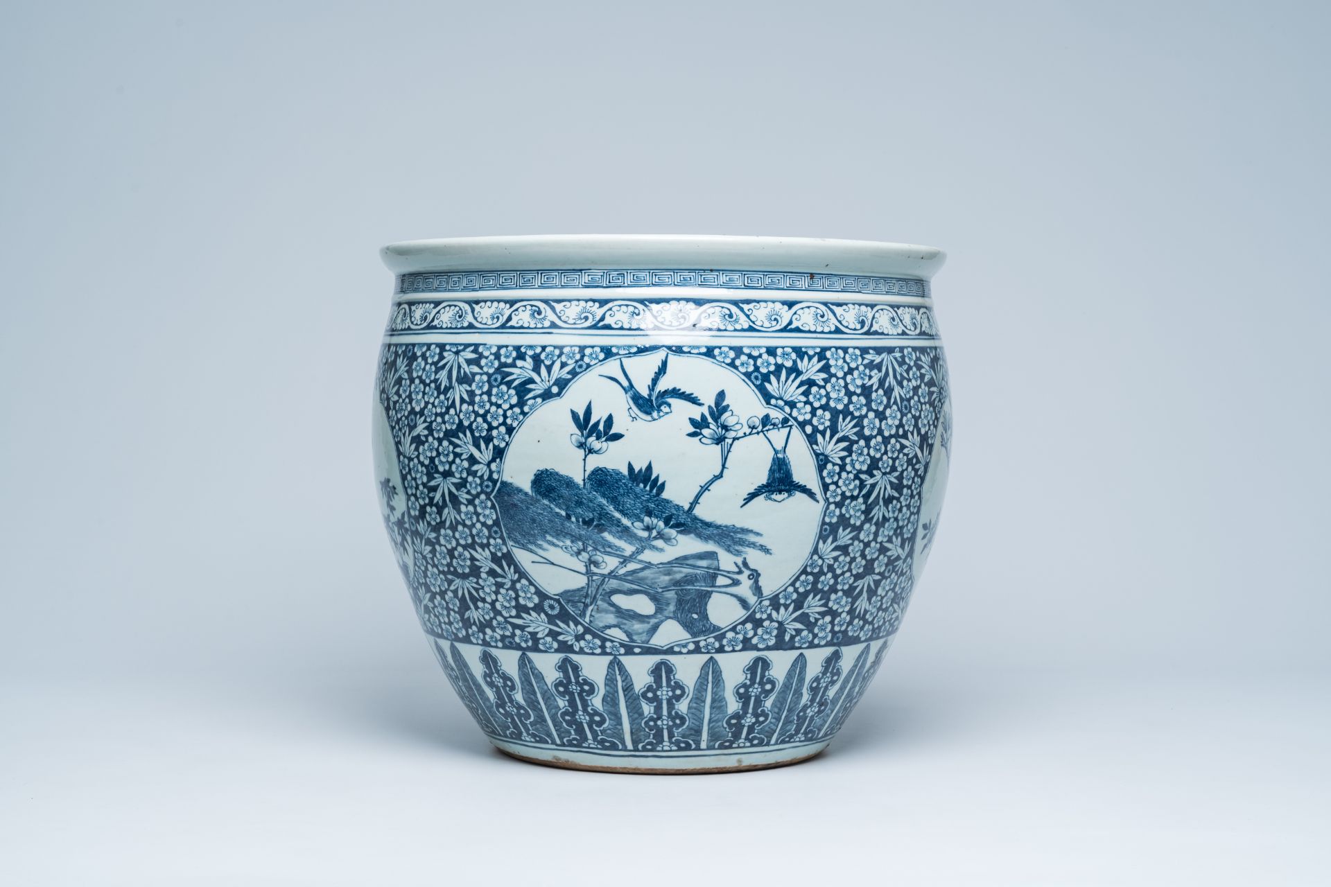 A Chinese blue and white fish bowl with bird medallions, 19th C. - Image 4 of 7