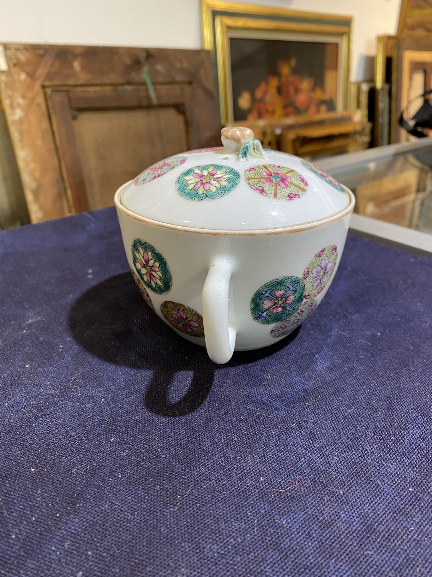 A Chinese famille rose teapot and cover with floral design, Tongzhi mark, 19th/20th C. - Bild 10 aus 16