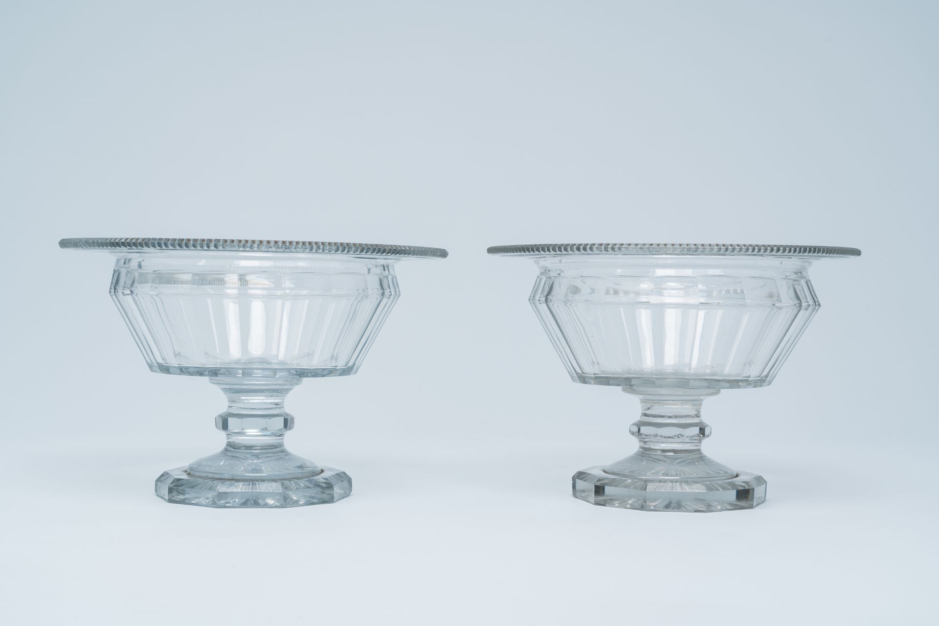 A pair of cut glass bowls on foot, ex-collection Kervyn de Volkaersbeke, 19th C. - Image 3 of 8