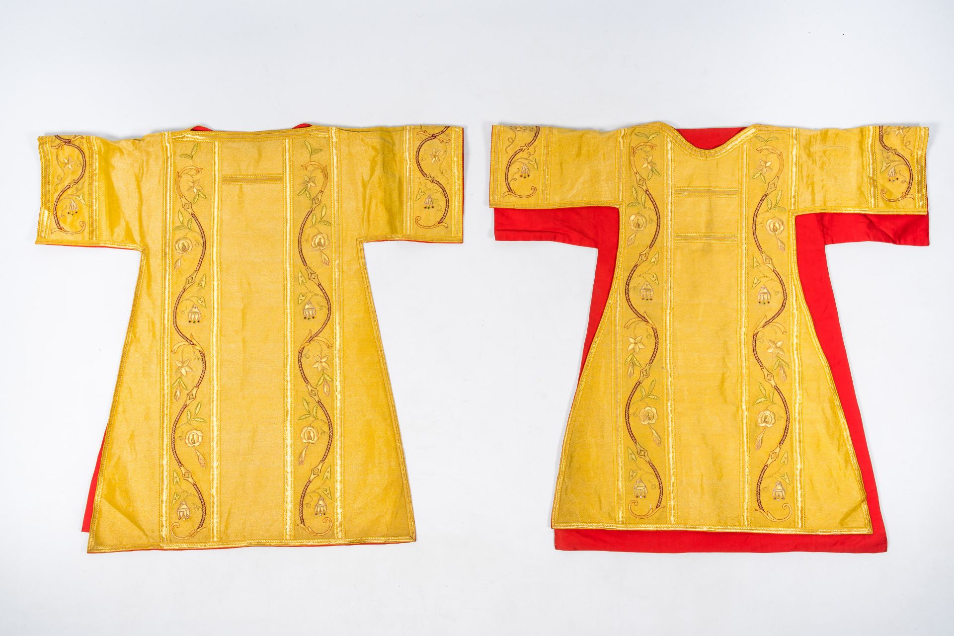 A pair of Gothic Revival gold thread dalmatics with floral inlaid relief design, 20th C. - Bild 4 aus 5