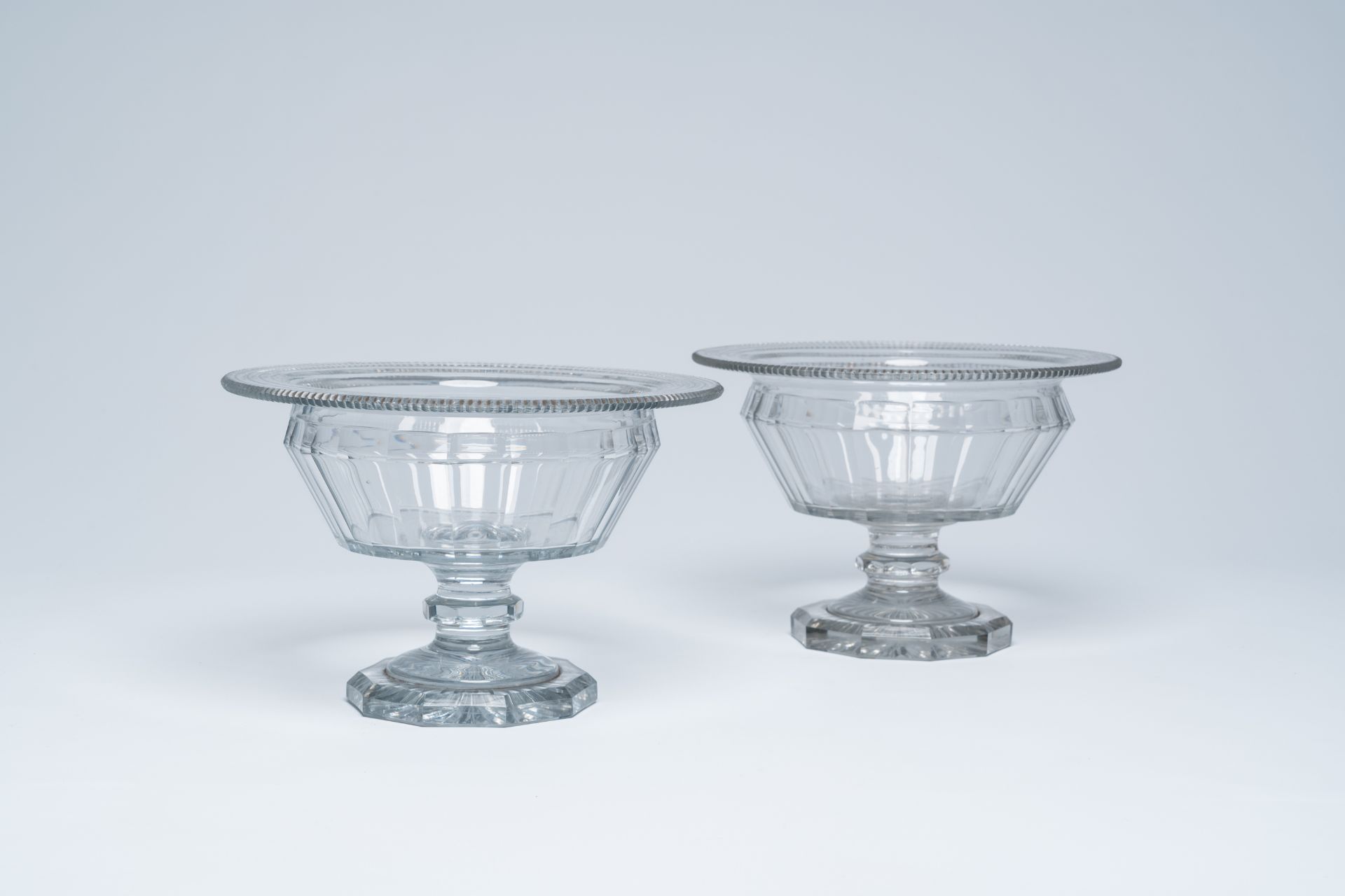 A pair of cut glass bowls on foot, ex-collection Kervyn de Volkaersbeke, 19th C.