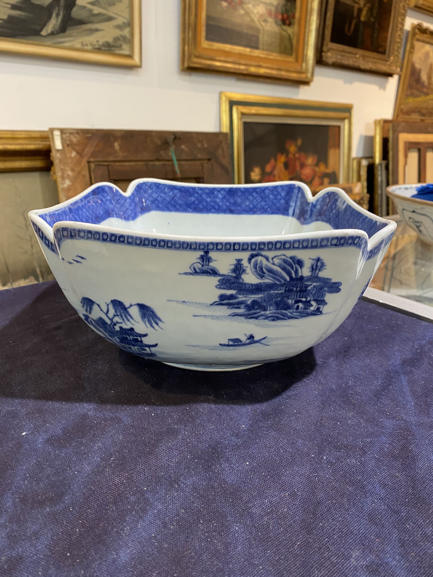 A Chinese blue and white salad bowl with an animated river landscape, 19th C. - Image 11 of 17