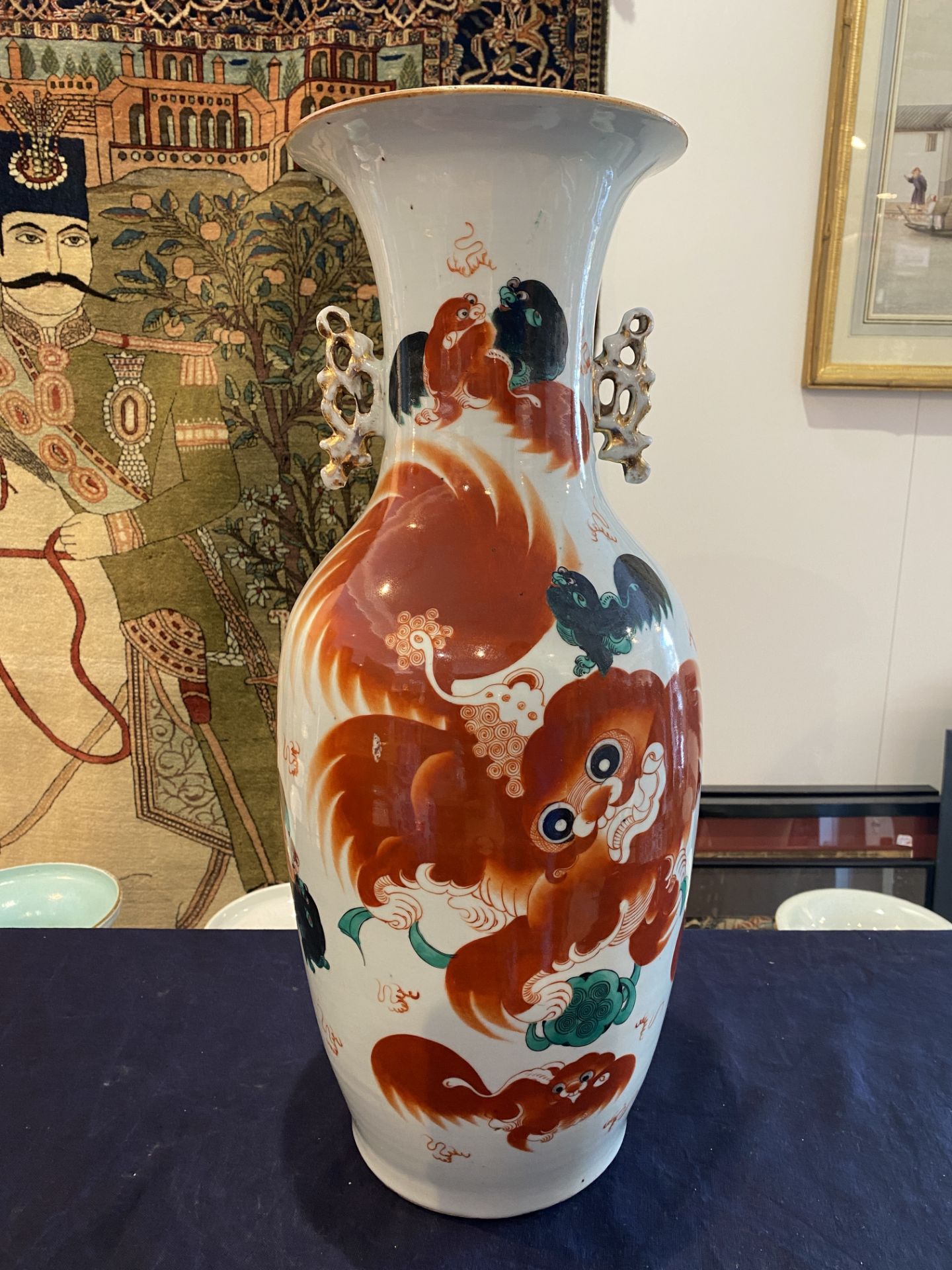 A Chinese iron red 'Buddhist lions' vase, 19th/20th C. - Image 8 of 16