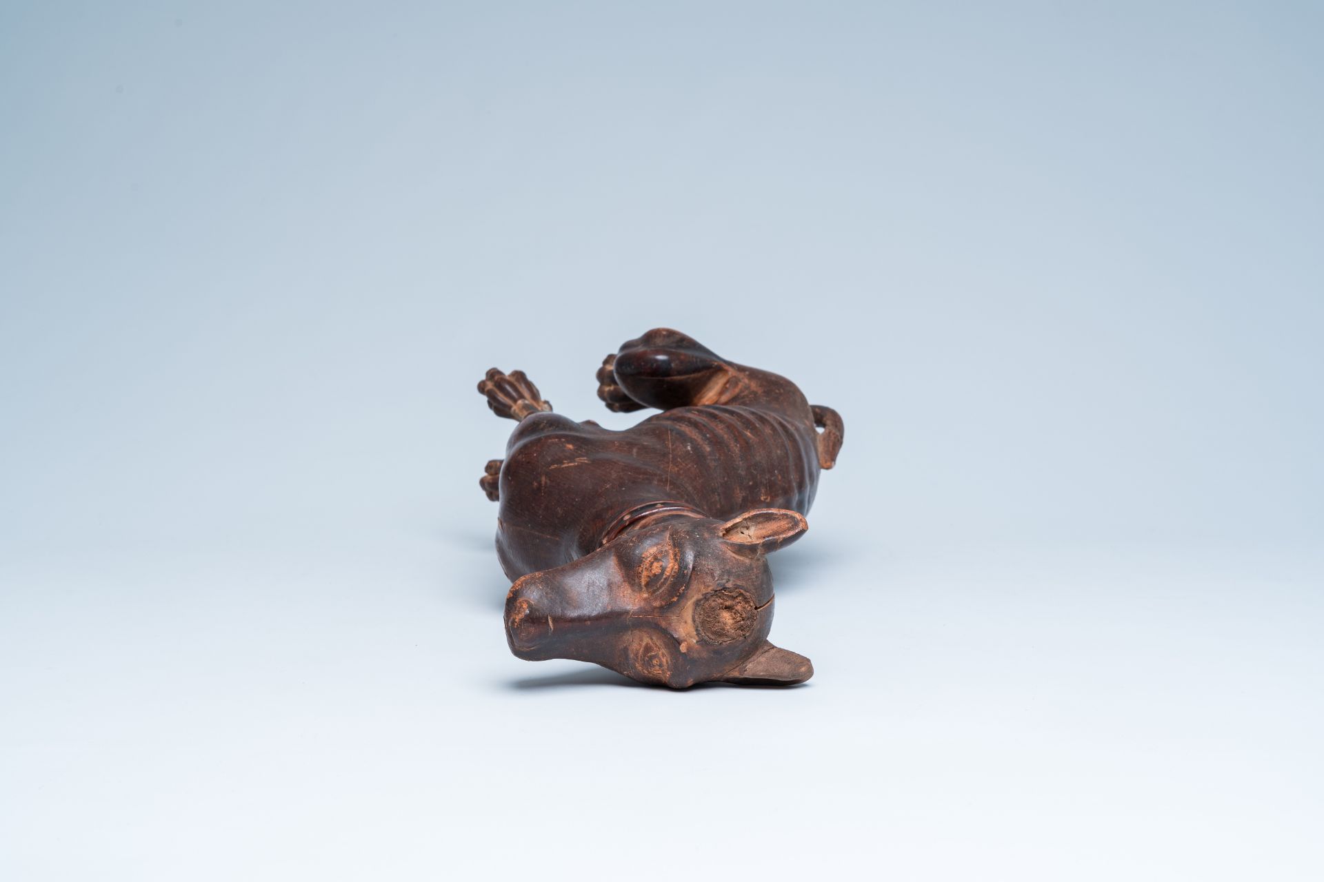 A carved and patinated wood model of a greyhound, 19th/20th C. - Image 6 of 7