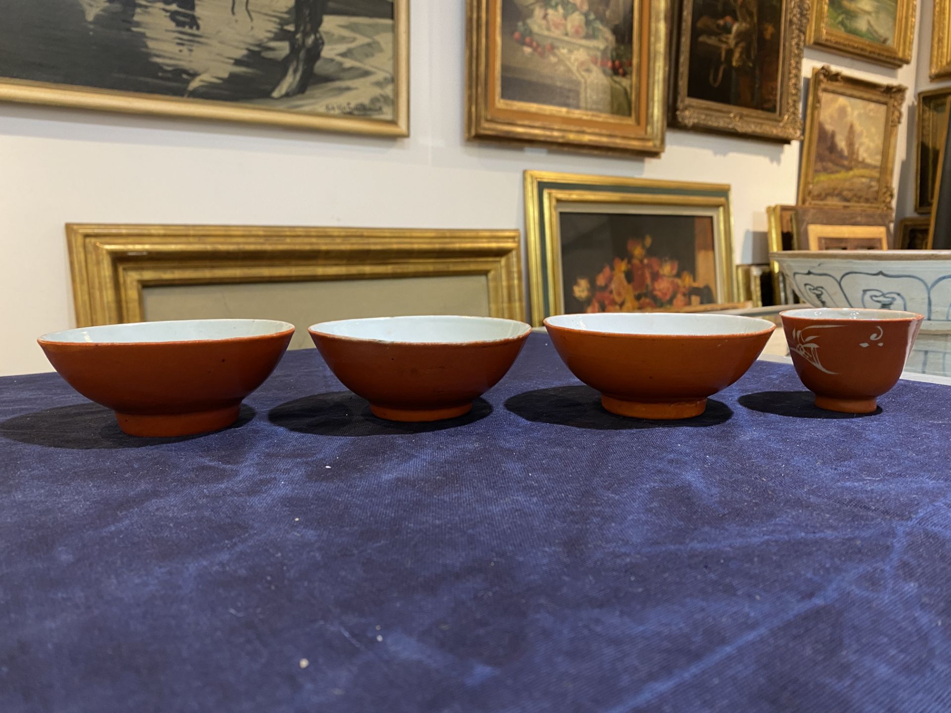 A varied collection of Chinese monochrome porcelain, comprising a jar, a vase, six bowls and two cup - Bild 24 aus 47