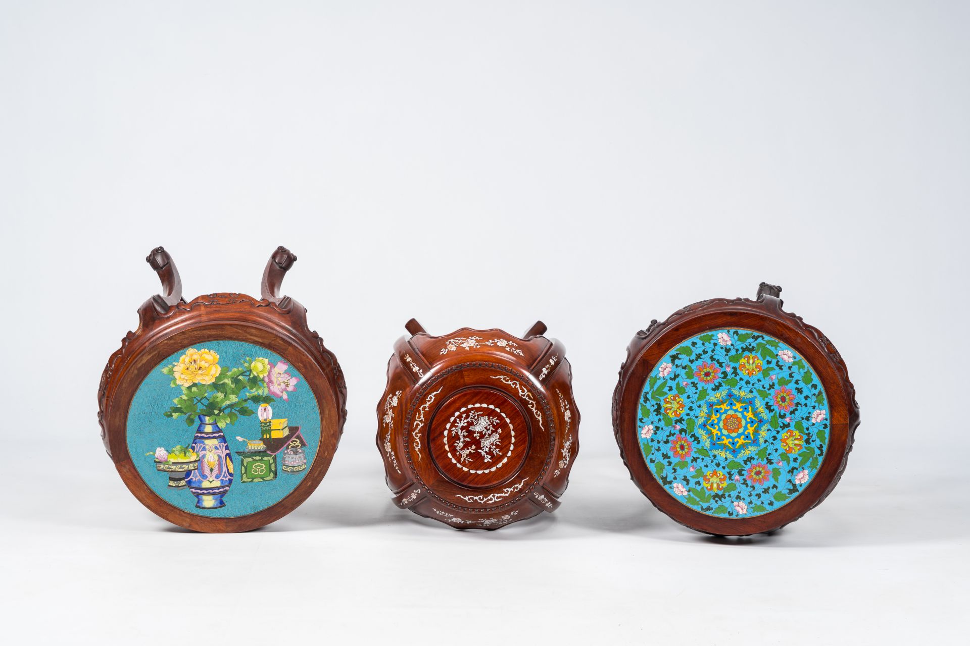 Three Chinese wood stands, one of which inlaid with mother-of-pearl and two with a cloisonne top, 20 - Image 6 of 7