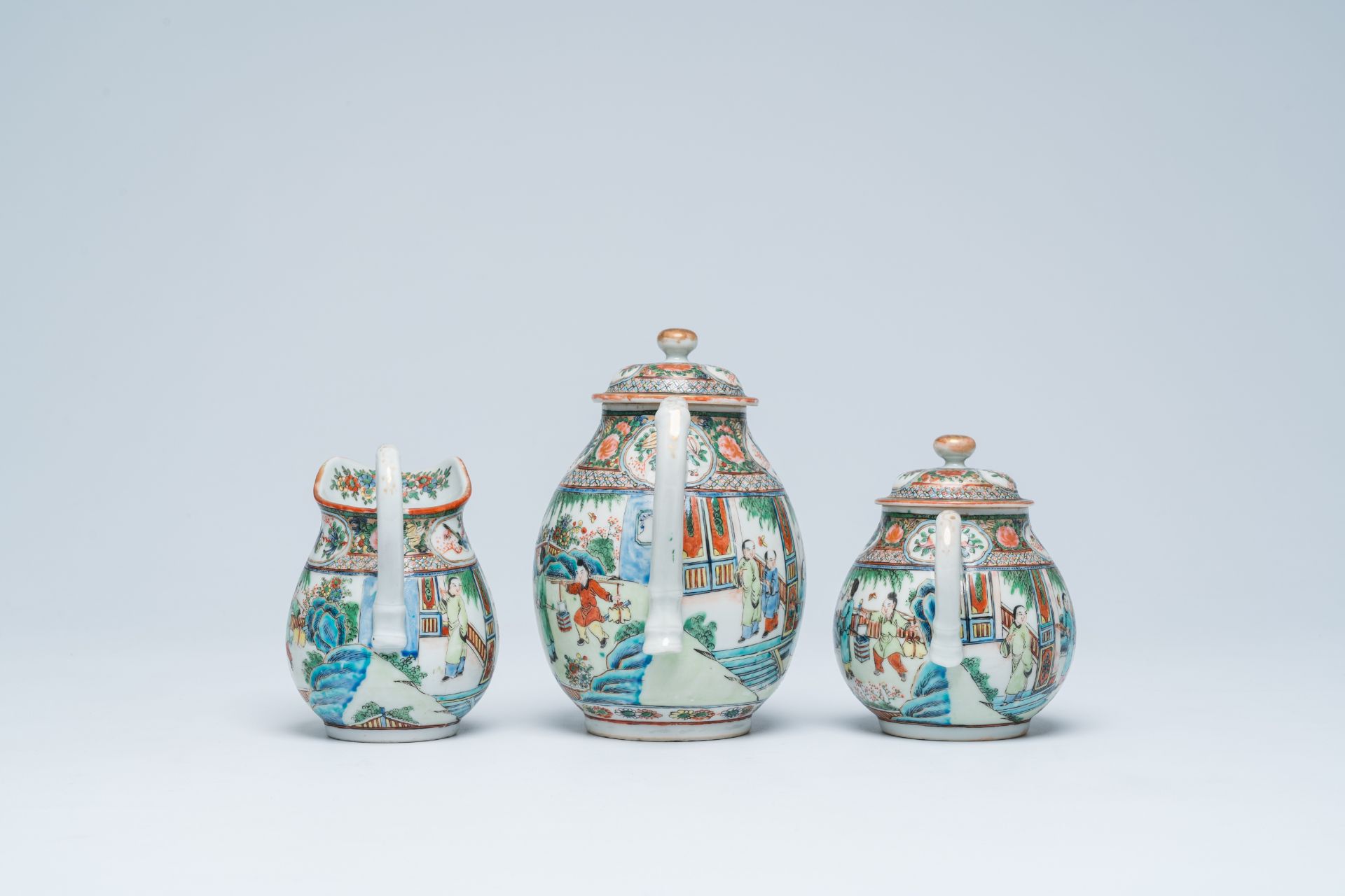 Two Chinese Canton famille verte jugs, a sugar bowl and a plate, 19th C. - Bild 5 aus 19